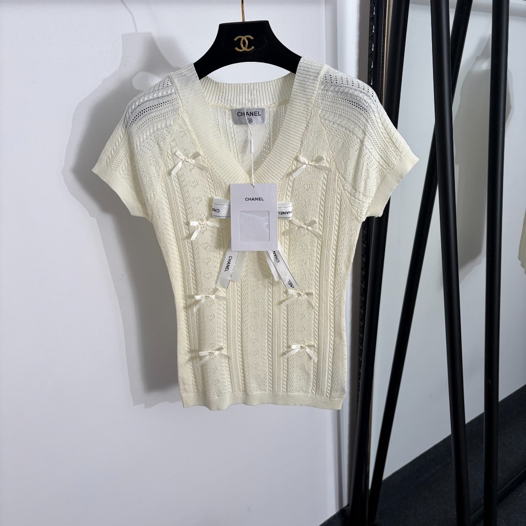 NO:858210,Model No. 20263959 Chane* new bow-decorated V-neck slim-fit short-sleeved sweater top, off-white, pink, yellow, SML, [S size bust 74, sleeve length 19, length 59; weight 0.135kg], Chanel-clothing, chanel, chanel, T-shirt,19860909款号20263959 Chane*新款 蝴蝶结装饰V领修身短袖针织衫上衣,米白色,粉色,黄色,SML,【S码胸围74,袖长19,长59；重量0.135kg】,香奈儿-服装,chanel,chanel,T-shirt,,Women's clothing