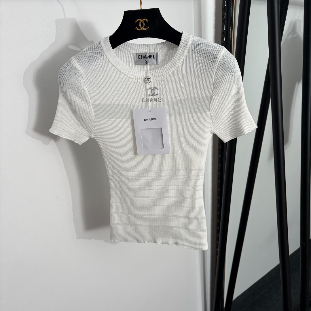 NO:858222,Model No. 20263960 Chane*new style Xiaoxiang logo hot-drilled slim-fit short-sleeved sweater top, white, yellow, black, [one size fits all bust 60, sleeve length 18, length 51; weight 0.140kg], Chanel-clothing, chanel, chanel, T-shirt,19860909款号20263960 Chane*新款 小香logo烫钻修身短袖针织衫上衣,白色,黄色,黑色,【均码胸围60,袖长18,长51；重量0.140kg】,香奈儿-服装,chanel,chanel,T-shirt,,Women's clothing