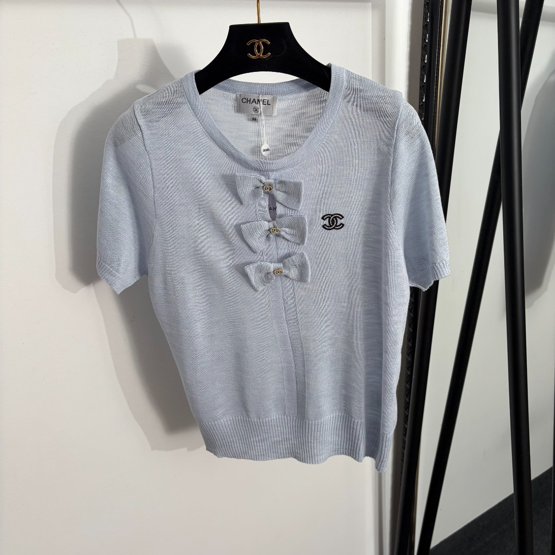 NO:858186,Model No. 20263962 Chane* new style Xiaoxiang logo embroidered bow wool short-sleeved sweater top, blue, 36 38 40, [36 size bust 92, sleeve length 22, length 55; weight 0.160kg], Chanel-clothing, chanel, chanel, T-shirt,19860909款号20263962 Chane*新款 小香logo刺绣蝴蝶结羊毛短袖针织衫上衣,蓝色,36 38 40,【36码胸围92,袖长22,长55；重量0.160kg】,香奈儿-服装,chanel,chanel,T-shirt,,Women's clothing