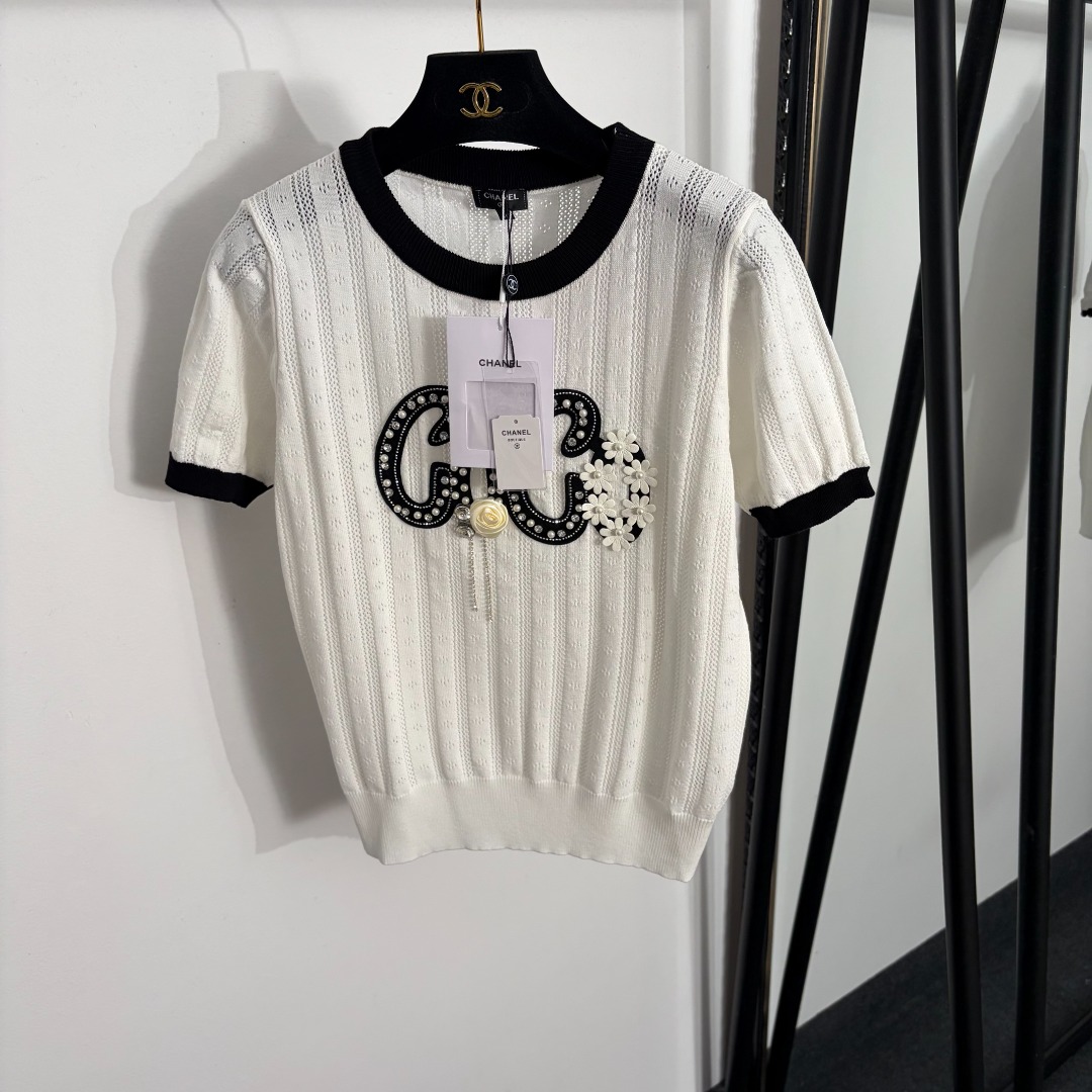NO:858149,Model No. 20263973 Chane's latest coco pearl stud flower short-sleeved sweater top, white, gray, 36 38 40, [size 36 shoulder width 36, bust 90, sleeve length 22, length 56; weight 0.kg], Chanel-clothing, chanel, chanel, T-shirt,19860909款号20263973 Chane*新款 coco珍珠钉钻花朵短袖针织衫上衣,白色,灰色,36 38 40,【36码肩宽36,胸围90,袖长22,长56；重量0.kg】,香奈儿-服装,chanel,chanel,T-shirt,,Women's clothing