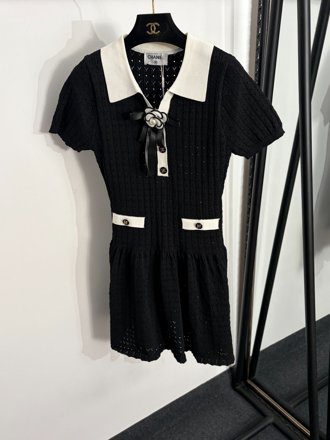 NO:858174,Model No. 20263976 Chane* new camellia bow corsage, contrasting lapel hollow knitted short-sleeved dress, white, black, SML, [M size bust 80, sleeve length 20, length 83; weight 0.375kg], Chanel-clothing, chanel, chanel, skirts, T-shirt,19860909款号20263976 Chane*新款 山茶花蝴蝶结胸花 撞色翻领镂空针织短袖连衣裙,白色,黑色,SML,【M码胸围80,袖长20,长83；重量0.375kg】,香奈儿-服装,chanel,chanel,skirts,T-shirt,,Women's clothing