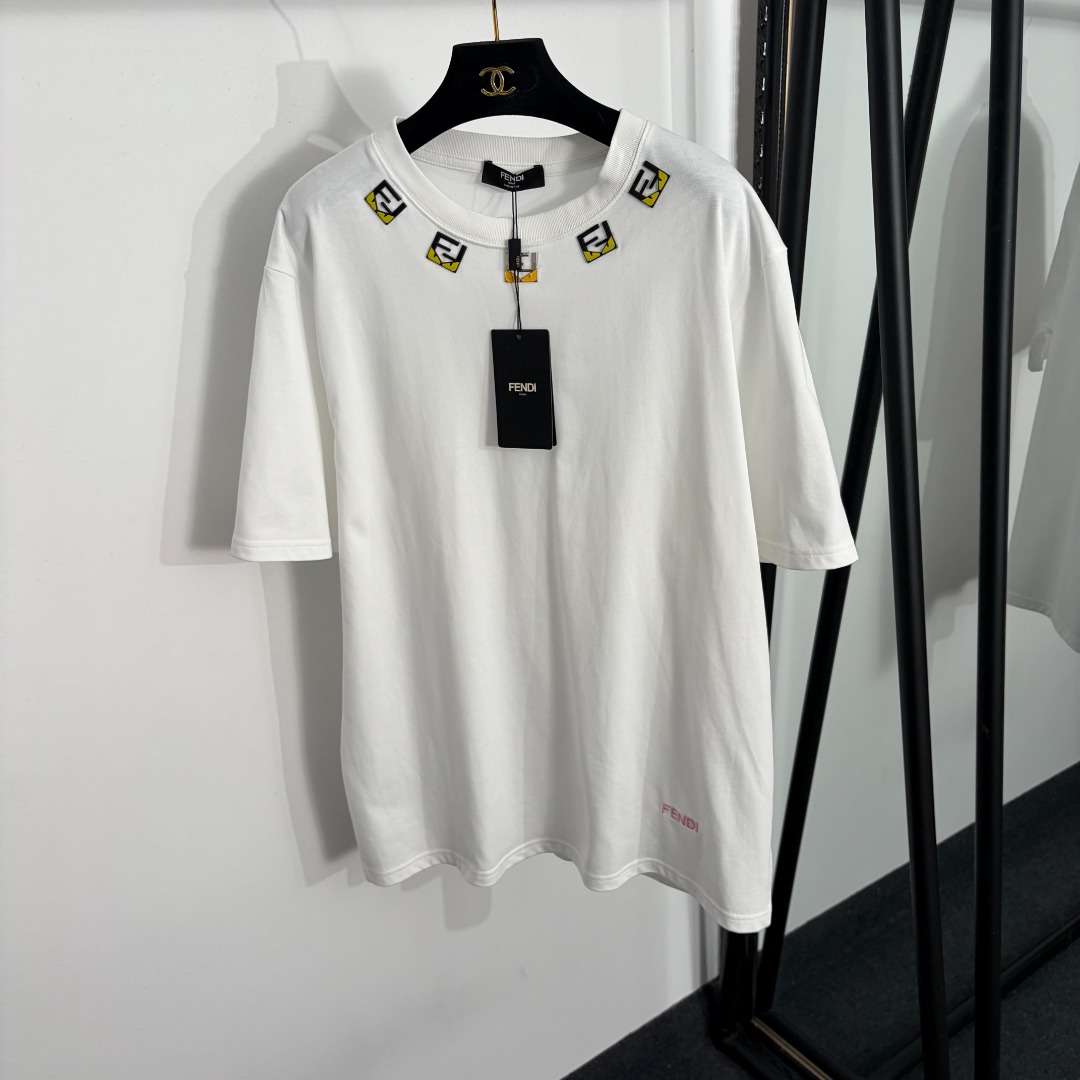 NO:858118,Model number 20263982 Fend* new logo embroidered little monster hardware decoration round neck loose short-sleeved T-shirt, white, SML, [M size shoulder width 50, chest 120, sleeve length 26, length 74; weight 0.290kg], Fendi-clothing, fendi, fendi, T-shirt, tees, t-shirt,19860909款号20263982 Fend*新款 logo刺绣 小怪兽五金装饰圆领宽松短袖T恤,白色,SML,【M码肩宽50,胸围120,袖长26,长74；重量0.290kg】,芬迪-服装,fendi,fendi,T-shirt,tees，t-shirt,,Women's clothing