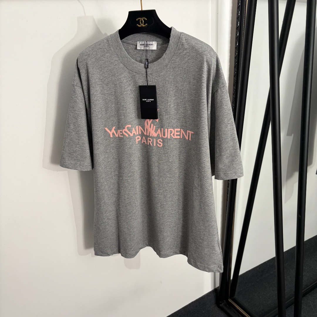 NO:858129,Model number 20263983 YSL* new pink logo letter printed loose short-sleeved T-shirt, gray, SML, [L size shoulder width 54, bust 114, sleeve length 26, length 74; weight 0.300kg], Saint Laurent-clothing, saint laurent, saint laurent, T-shirt, tees, t-shirt,19860909款号20263983 YSL*新款 粉色logo字母印花宽松短袖T恤,灰色,SML,【L码肩宽54,胸围114,袖长26,长74；重量0.300kg】,圣罗兰-服装,saint laurent,saint laurent,T-shirt,tees，t-shirt,,Women's clothing