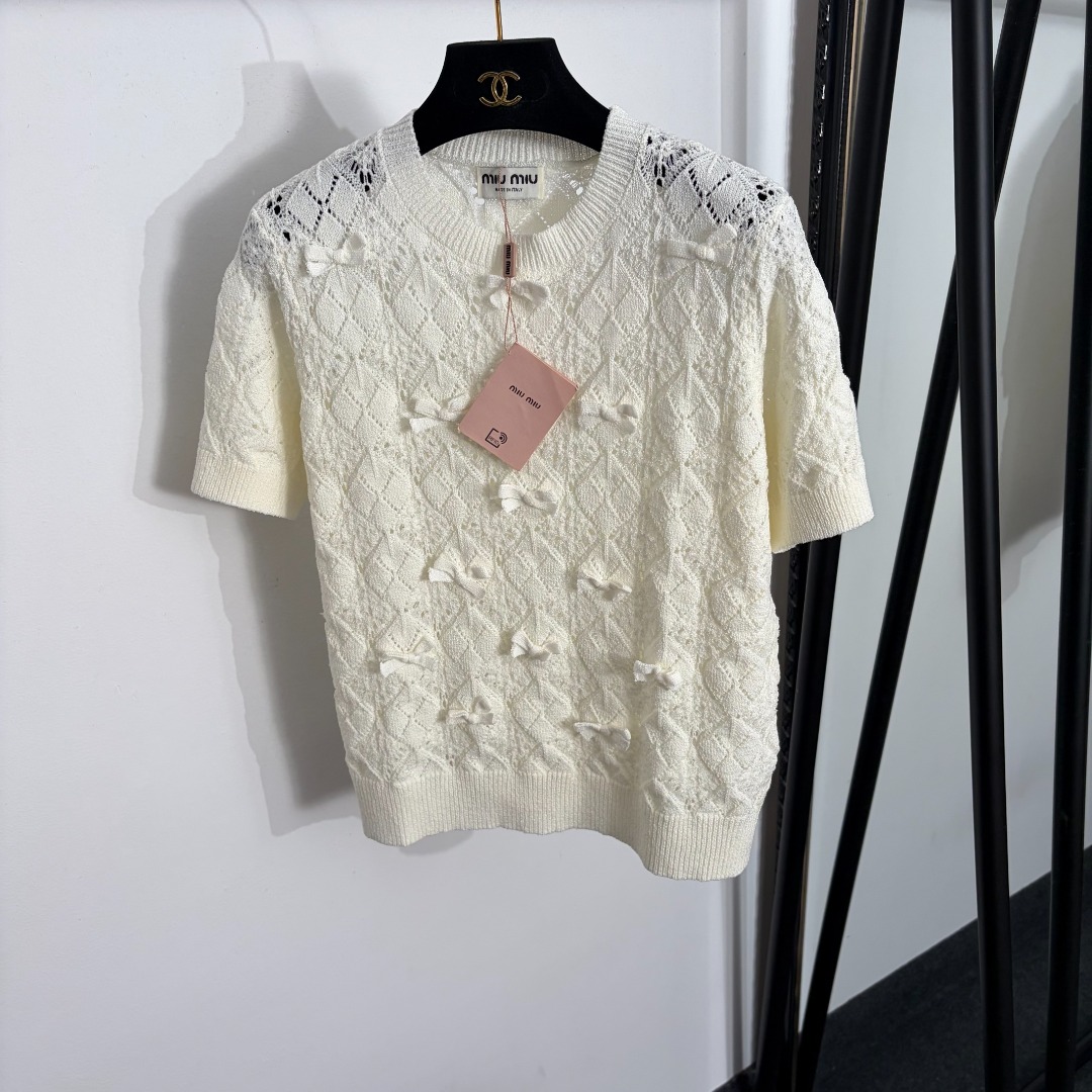 NO:858042,Model No. 20263984 Miumi* new bow diamond plaid hollow short-sleeved sweater top, off-white, blue, SML, [M size shoulder width 36, bust 90, sleeve length 20, length 54; weight 0.270kg], Miumi-clothing, miumiu, T-shirt,19860909款号20263984 Miumi*新款 蝴蝶结菱格子镂空短袖针织衫上衣,米白色,蓝色,SML,【M码肩宽36,胸围90,袖长20,长54；重量0.270kg】,缪缪-服装,miumiu,T-shirt,,Women's clothing