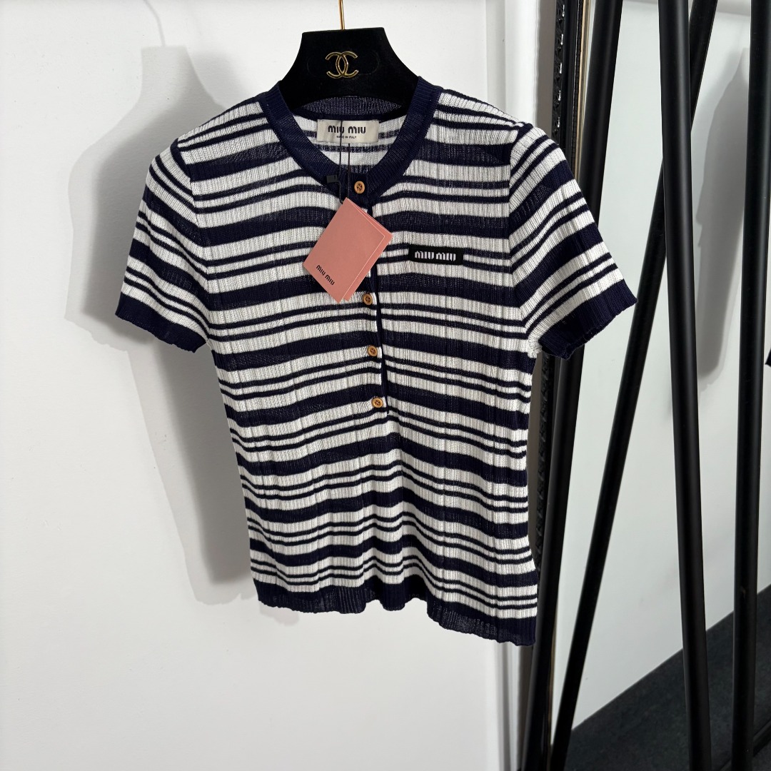 NO:858051,Model No. 20263985 Miumi* new collar label letter half-cardigan striped short-sleeved wool sweater top, black, black, 36 38 40, [38 size chest 76, sleeve length 18, length 56; weight 0.120kg], Miumi-clothing, miumiu, T-shirt,19860909款号20263985 Miumi*新款 领标字母 半开襟条纹短袖羊毛针织衫上衣,黑色,黑色,36 38 40,【38码胸围76,袖长18,长56；重量0.120kg】,缪缪-服装,miumiu,T-shirt,,Women's clothing