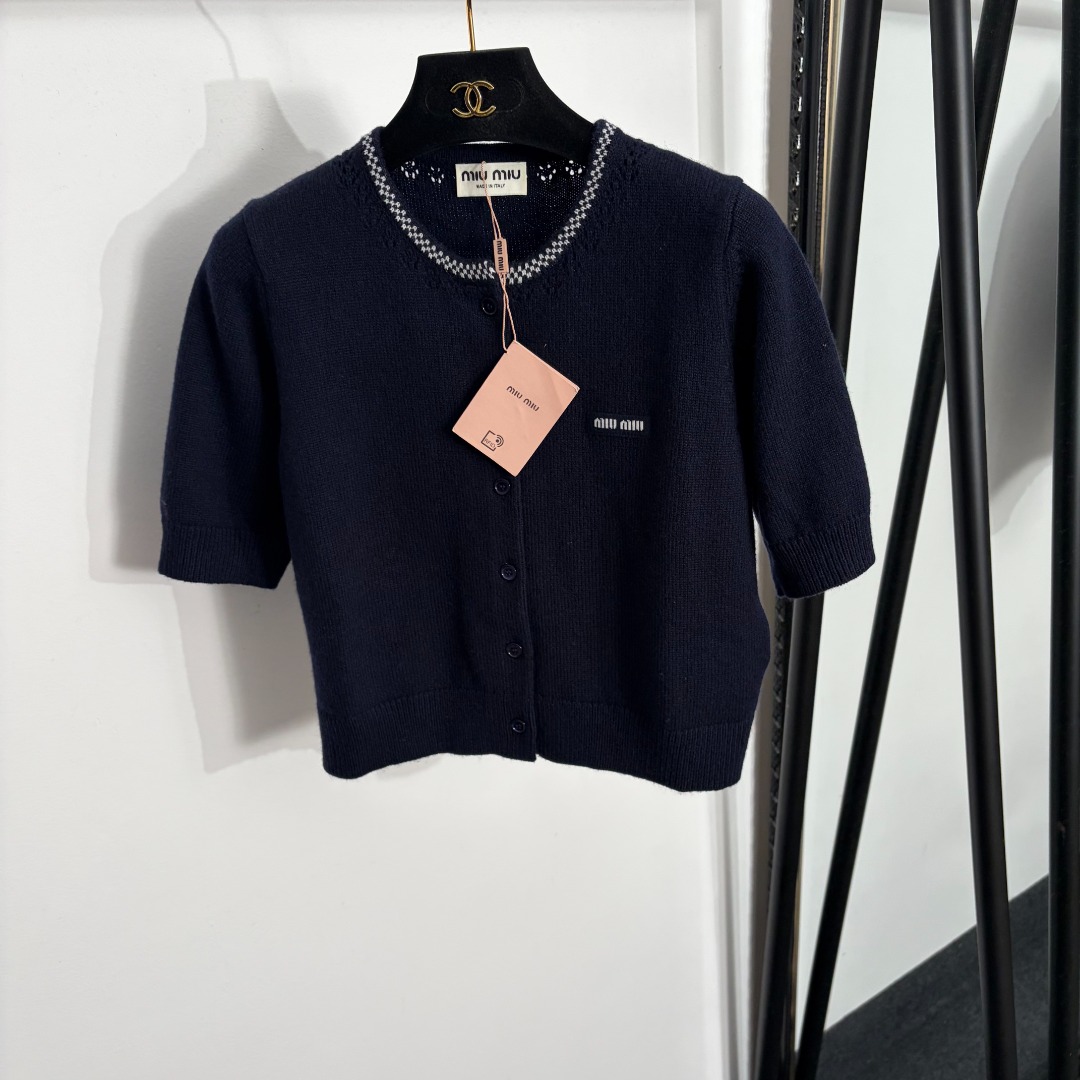 NO:858059,Model No. 20263987 Miumi* new style pullover short-sleeved wool sweater top with collar lettering, dark blue, caramel color, SML, [M size bust 94, sleeve length 27, length 45; weight 0.240kg], Miumi-clothing, miumiu, T-shirt,19860909款号20263987 Miumi*新款 领标字母套头短袖羊毛针织衫上衣,深蓝色,焦糖色,SML,【M码胸围94,袖长27,长45；重量0.240kg】,缪缪-服装,miumiu,T-shirt,,Women's clothing