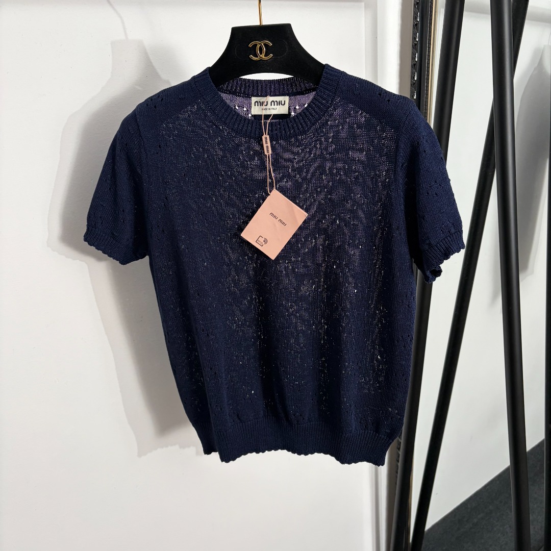 NO:858077,Model number 20263989 Miumi* new style hollow short-sleeved sweater top, dark blue, SML, [M size bust 92, sleeve length 18, length 55; weight 0.210kg], Miumi-clothing, miumiu, T-shirt,19860909款号20263989 Miumi*新款 镂空短袖针织衫 上衣,深蓝色,SML,【M码胸围92,袖长18,长55；重量0.210kg】,缪缪-服装,miumiu,T-shirt,,Women's clothing