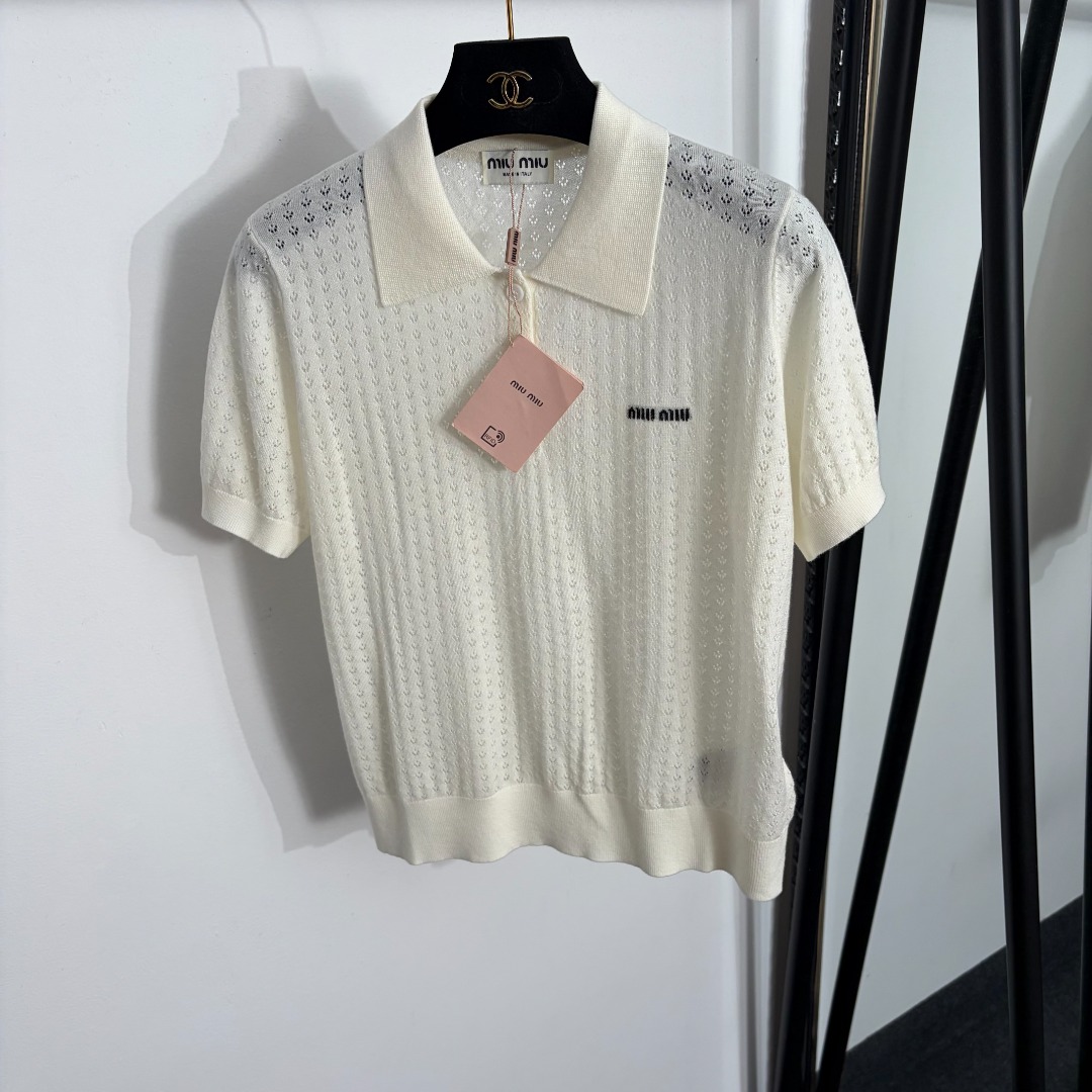 NO:858086,Model No. 20263990 Miumi* new logo letter Polo collar hollow short-sleeved wool sweater top, off-white, dark blue, SML, [M size bust 94, sleeve length 21, length 54; weight 0.145kg], Miumi-clothing, miumiu, T-shirt,19860909款号20263990 Miumi*新款 logo字母Polo领镂空短袖羊毛针织衫上衣,米白色,深蓝色,SML,【M码胸围94,袖长21,长54；重量0.145kg】,缪缪-服装,miumiu,T-shirt,,Women's clothing