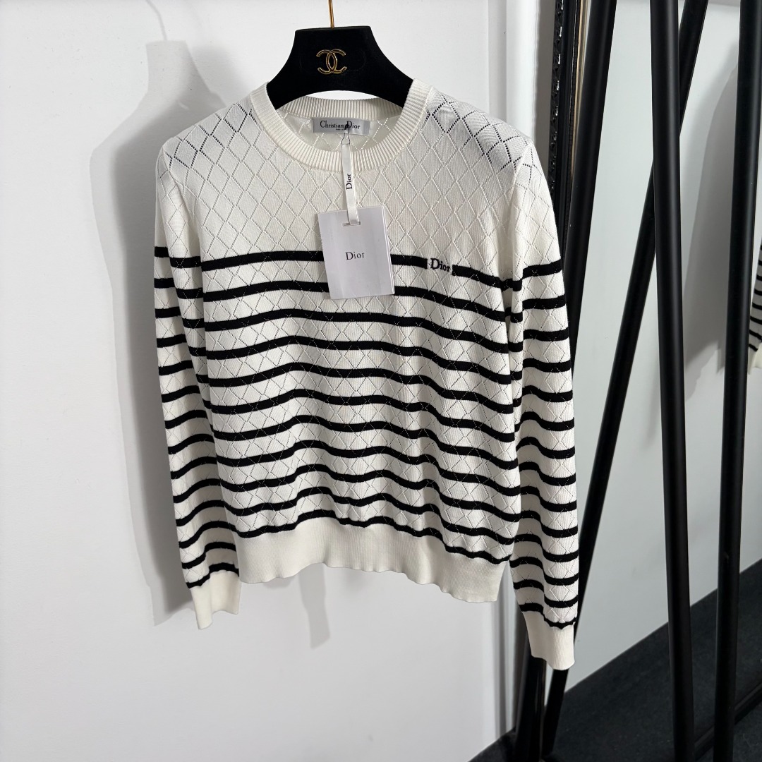 NO:858208,Style No. 20263991 Dio* new logo embroidered color block striped diamond plaid hollow Tencel long-sleeved sweater, white, 36 38 40, [size 38 shoulder width 36, bust 94, sleeve length, 60, length 54; weight 0.260kg], Dior-clothing, dior, dior,19860909款号20263991 Dio*新款 logo刺绣 拼色条纹菱格子镂空天丝长袖针织衫,白色,36 38 40,【38码肩宽36,胸围94,袖长,60,长54；重量0.260kg】,迪奥-服装,dior,dior,,Women's clothing