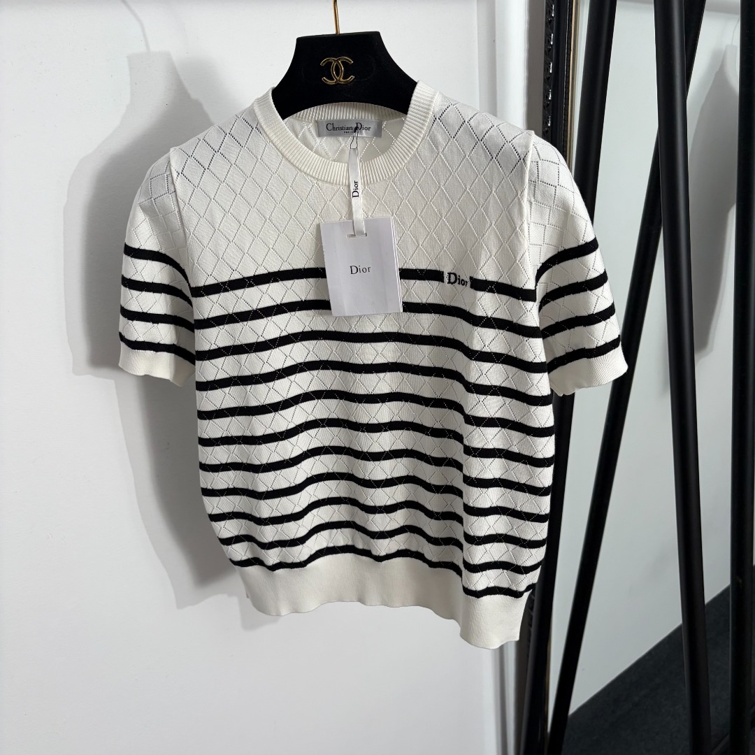 NO:858220,Model No. 20263992 Dio* new logo embroidery color block striped diamond plaid hollow Tencel short-sleeved sweater, white, 36 38 40, [38 size bust 92, sleeve length 22, length 54; weight 0.195kg], Dior-clothing, dior, dior, T-shirt,19860909款号20263992 Dio*新款 logo刺绣 拼色条纹菱格子镂空天丝短袖针织衫,白色,36 38 40,【38码胸围92,袖长22,长54；重量0.195kg】,迪奥-服装,dior,dior,T-shirt,,Women's clothing