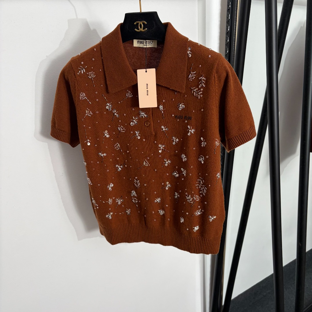 NO:858055,Model No. 20263993 Miumi*new heavy industry sequined beading Polo collar short-sleeved wool sweater top, gray, brown, navy blue, SML, [M size bust 94, sleeve length 19, length 54; weight 0.230kg], Miumi-clothing, miumiu, T-shirt,19860909款号20263993 Miumi*新款 重工亮片钉珠Polo领短袖羊毛针织衫 上衣,灰色,棕色,藏蓝色,SML,【M码胸围94,袖长19,长54；重量0.230kg】,缪缪-服装,miumiu,T-shirt,,Women's clothing