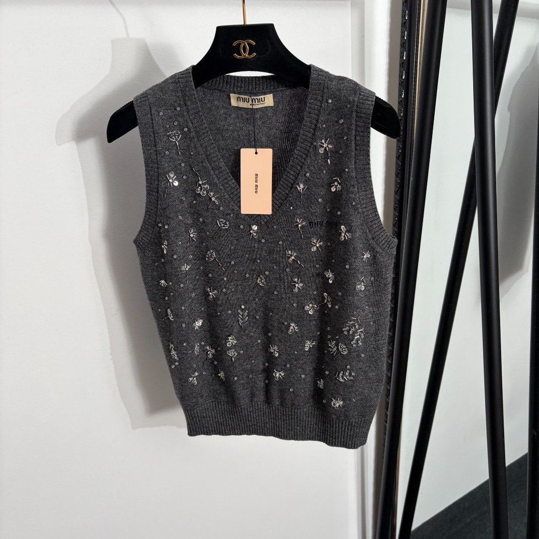 NO:858062,Model No. 20263994 Miumi*new heavy industry sequin beading V-neck wool knitted vest, gray, brown, navy blue, SML, [M size bust 90, length 53; weight 0.170kg], Miumi-clothing, miumiu,19860909款号20263994 Miumi*新款 重工亮片钉珠V领羊毛针织背心,灰色,棕色,藏蓝色,SML,【M码胸围90,长53；重量0.170kg】,缪缪-服装,miumiu,,Women's clothing