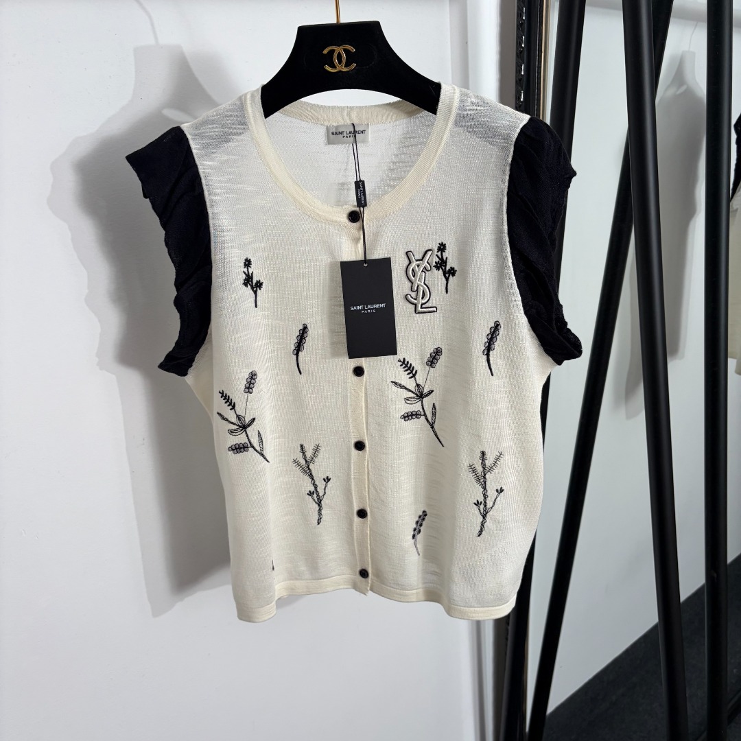 NO:858198,Model number 20263995 YSL* new logo embroidered flower color matching small flying sleeve knitted vest, off-white, SML, [M size bust 98, length 54; weight 0.125kg], Saint Laurent-Clothing, saint laurent, saint laurent,19860909款号20263995 YSL*新款 logo刺绣花朵拼色小飞袖针织背心,米白色,SML,【M码胸围98,长54；重量0.125kg】,圣罗兰-服装,saint laurent,saint laurent,,Women's clothing