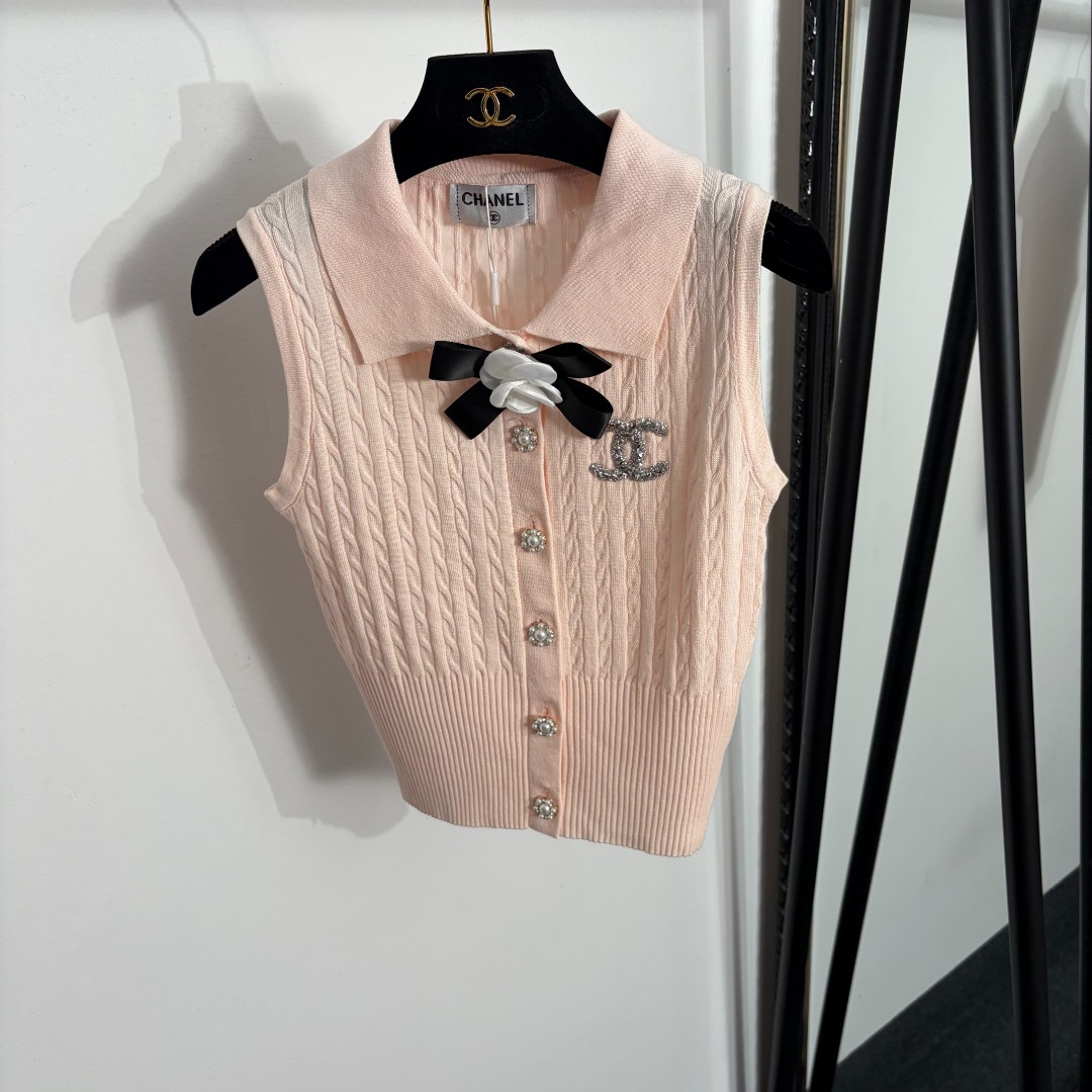 NO:858187,Model No. 20263996 Chane*new style pearl buttons hot diamond logo camellia bow sleeveless lapel knitted vest vest, white, pink, black, [One size fits all bust 74, length 46; weight 0.180kg], Chanel - Clothing, chanel, chanel,19860909款号20263996 Chane*新款 珍珠纽扣 烫钻logo山茶花蝴蝶结无袖翻领针织马甲 背心,白色,粉色,黑色,【均码胸围74,长46；重量0.180kg】,香奈儿-服装,chanel,chanel,,Women's clothing
