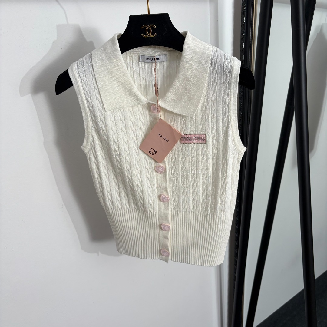 NO:858098,Model No. 20263997 Miumi*new style hot diamond logo letter sleeveless lapel knitted vest vest, white, pink, black, [one size fits all bust 74, length 46; weight 0.180kg], Miumi-clothing, miumiu,19860909款号20263997 Miumi*新款 烫钻logo字母无袖翻领针织马甲 背心,白色,粉色,黑色,【均码胸围74,长46；重量0.180kg】,缪缪-服装,miumiu,,Women's clothing