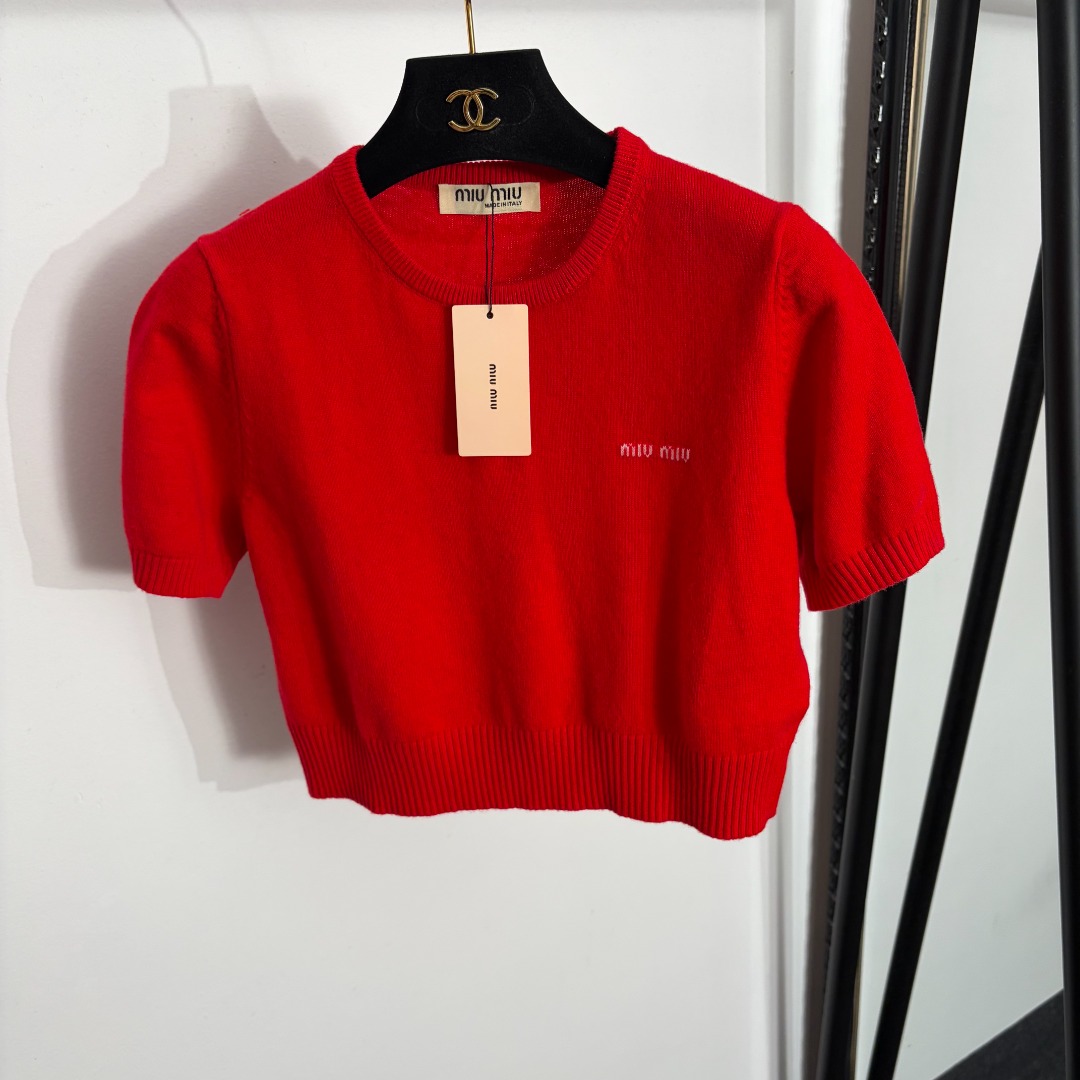 NO:858109,Model number 20263998 Miumi* new logo letter pullover short-sleeved wool sweater, red, SML, [M size bust 88, sleeve length 21, length 41; weight 0.135kg], Miumi-clothing, miumiu, T-shirt,19860909款号20263998 Miumi*新款 logo字母套头短袖羊毛针织衫,红色,SML,【M码胸围88,袖长21,长41；重量0.135kg】,缪缪-服装,miumiu,T-shirt,,Women's clothing