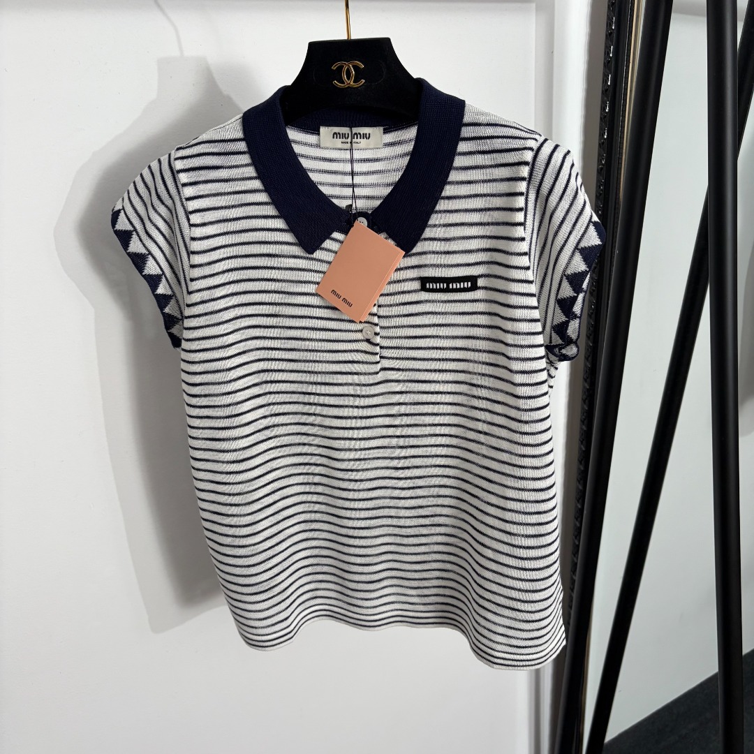 NO:858023,Model No. 20263999 Miumi* new style polo collar striped short-sleeved sweater top with lettering on collar, white, 36 38 40, [36 size chest 106, sleeve length 8, length 56; weight 0.145kg], Miumiu-clothing, miumiu, T-shirt,19860909款号20263999 Miumi*新款 领标字母polo领条纹短袖针织衫上衣,白色,36 38 40,【36码胸围106,袖长8,长56；重量0.145kg】,缪缪-服装,miumiu,T-shirt,,Women's clothing