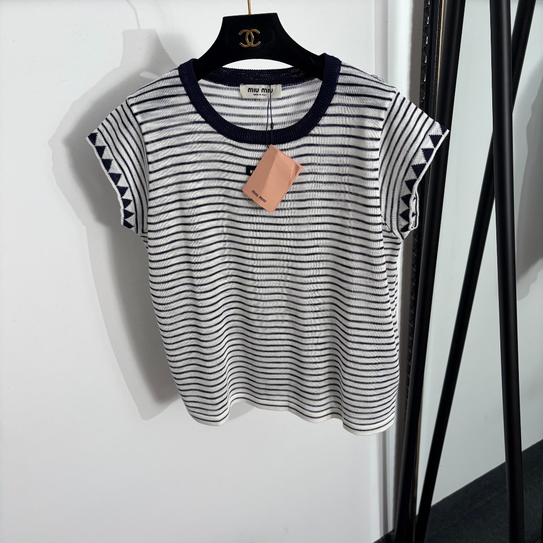 NO:858031,Model No. 20264000 Miumi* new style collared letter striped short-sleeved sweater top, white, 36 38 40, [36 size bust 106, sleeve length 8, length 56; weight 0.135kg], Miumi-clothing, miumiu, T-shirt,19860909款号20264000 Miumi*新款 领标字母条纹短袖针织衫上衣,白色,36 38 40,【36码胸围106,袖长8,长56；重量0.135kg】,缪缪-服装,miumiu,T-shirt,,Women's clothing