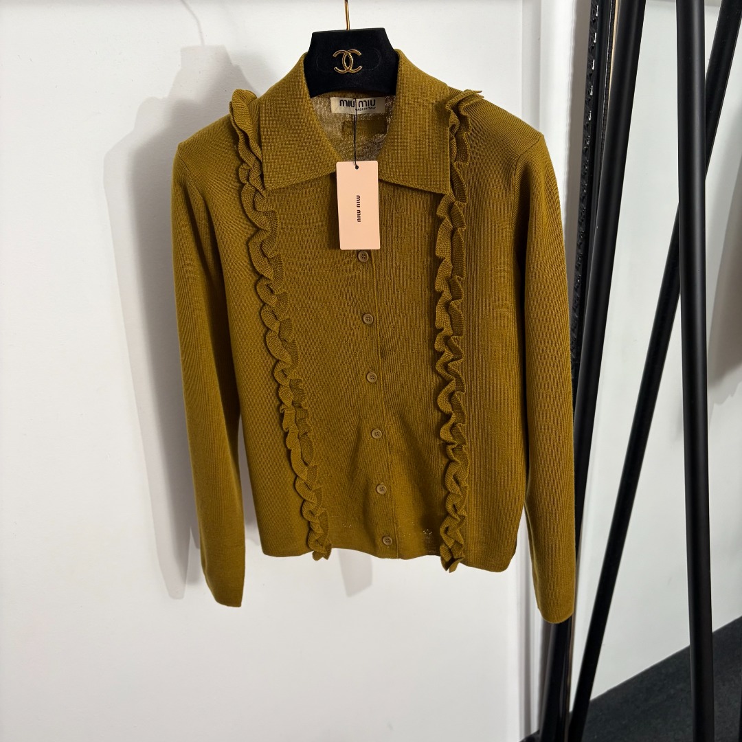 NO:858039,Model No. 20264001 Miumi* new style ruffled lapel long-sleeved wool knitted cardigan, green, brown, SML, [M size bust 92, sleeve length 57, length 54; weight 0.265kg], Miumi-clothing, miumiu,19860909款号20264001 Miumi*新款 荷叶边翻领长袖羊毛针织开衫,绿色,咖色,SML,【M码胸围92,袖长57,长54；重量0.265kg】,缪缪-服装,miumiu,,Women's clothing