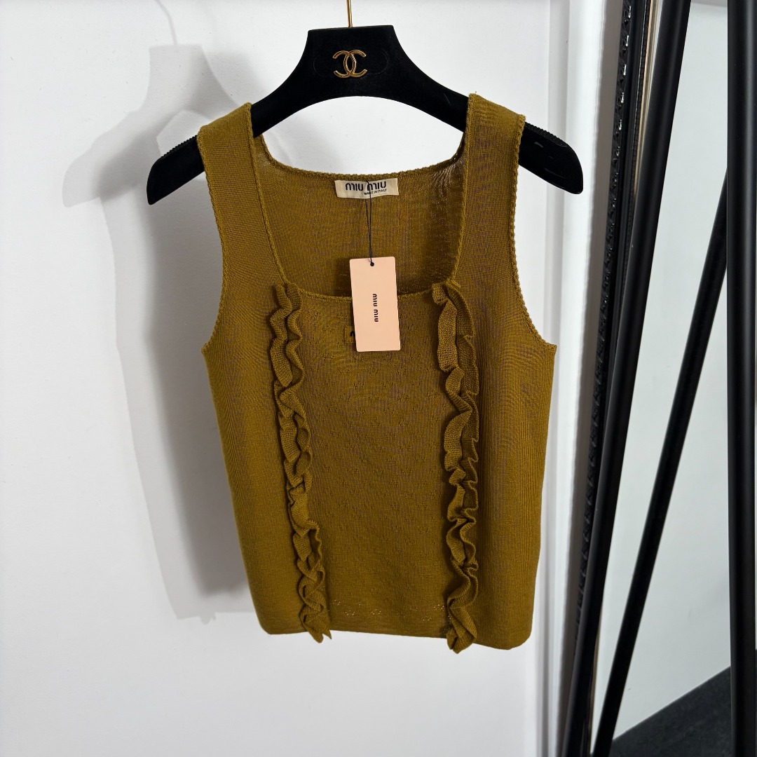NO:858047,Model No. 20264002 Miumi* new style collar lettering ruffled wool knitted vest, green, brown, SML, [M size bust 78, length 55; weight 0.125kg], Miumi-clothing, miumiu,19860909款号20264002 Miumi*新款 领标字母 荷叶边羊毛针织背心,绿色,咖色,SML,【M码胸围78,长55；重量0.125kg】,缪缪-服装,miumiu,,Women's clothing