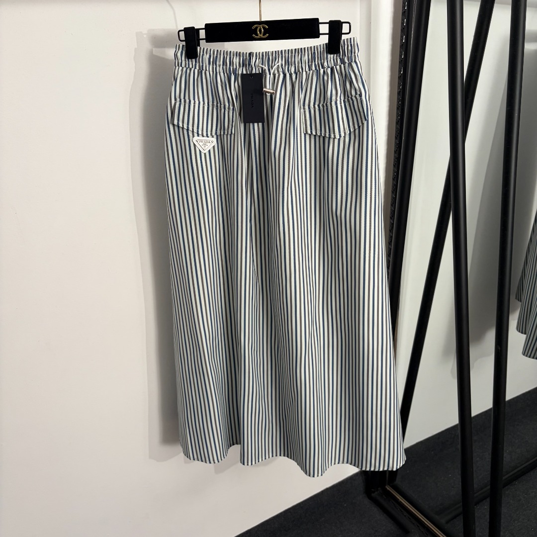 NO:858072,Model No. 20264006 Prad* new logo triangle logo vertical stripe work skirt, white, S-XL, [M size waist 68 elastic, length 91; weight 0.250kg], Prada - clothing, prada, prada, skirts,19860909款号20264006 Prad*新款 logo三角标竖条纹工装半裙,白色,S-XL,【M码腰围68弹力,长91；重量0.250kg】,普拉达-服装,prada,prada,skirts,,Women's clothing