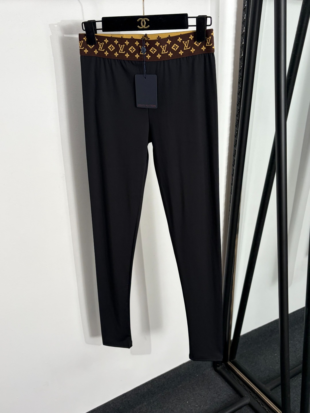 NO:858091,Model No. 20264008 LV*new style presbyopic logo webbing stretch slim leggings, black, S-XXL, [M size waist 66 stretch, length 98; weight 0.210kg], Louis Vuitton-clothing, louis vuitton, louis vuitton,19860909款号20264008 LV*新款 老花logo织带弹力修身小脚打底裤,黑色,S-XXL,【M码腰围66弹力,长98；重量0.210kg】,路易威登-服装,louis vuitton,louis vuitton,,Women's clothing