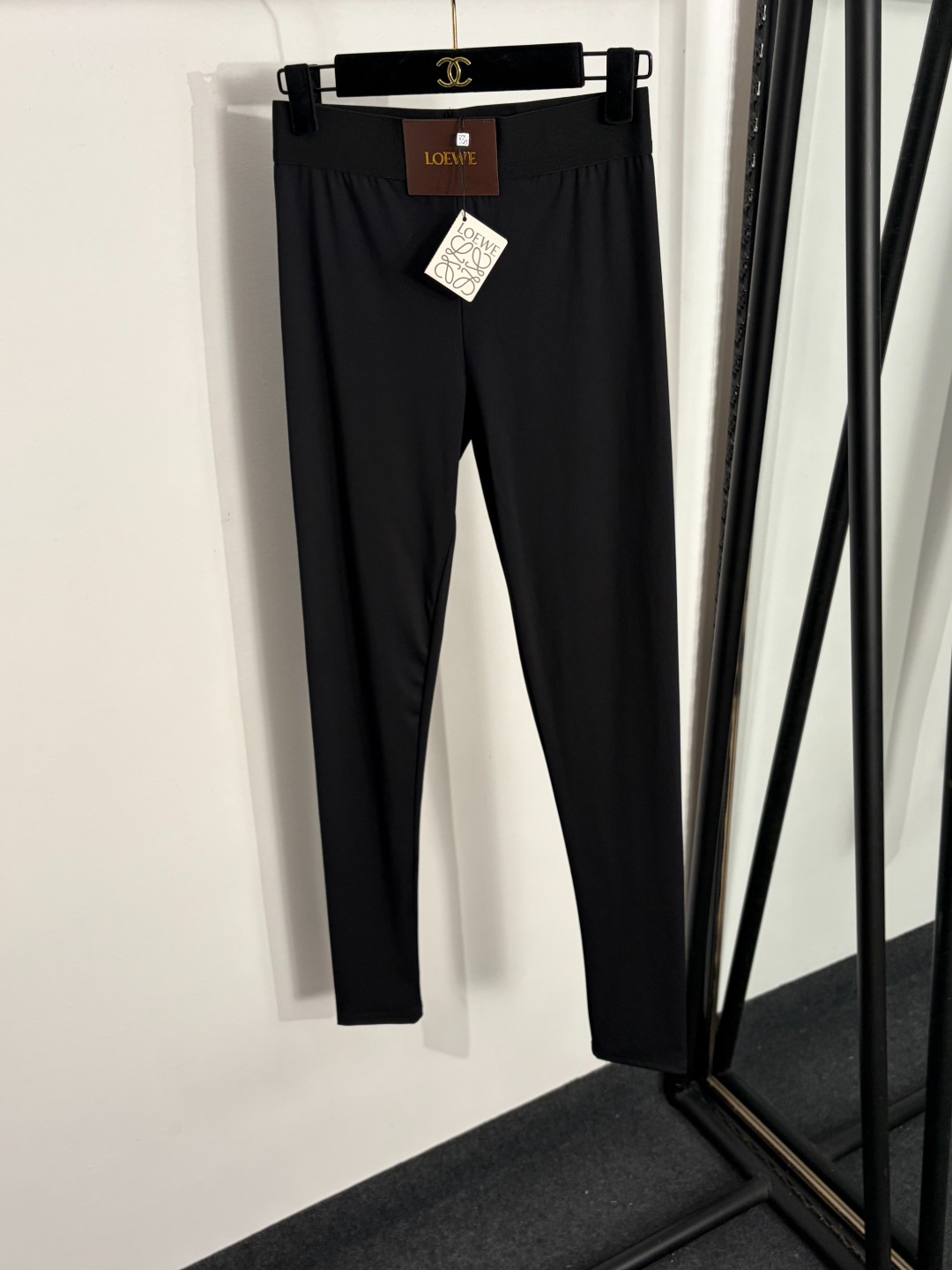 NO:858139,Model number 20264012 Loew* new logo leather label elastic slim leggings, black, S-XXL, [M size waist 66 elastic, length 98; weight 0.210kg], Loew-clothing, loewe, loewe,19860909款号20264012 Loew*新款 logo皮标 弹力修身小脚打底裤,黑色,S-XXL,【M码腰围66弹力,长98；重量0.210kg】,罗意威-服装,loewe,loewe,,Women's clothing