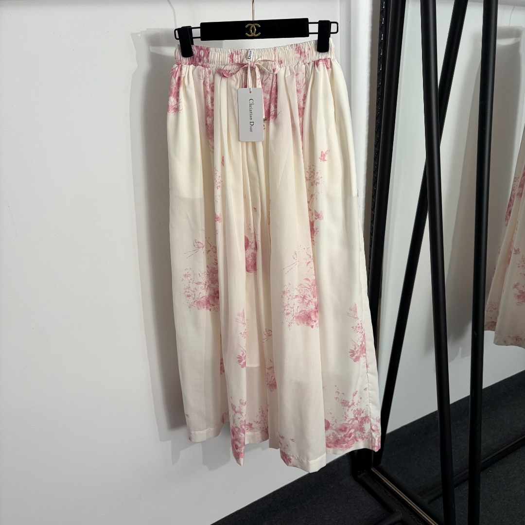NO:857920,Model number 20264030 Dio* new flower and bird print elastic waist skirt, off-white, S-XL, [S size waist 62 elastic, length 94; weight 0.330kg], Dior-clothing, dior, dior, skirts,19860909款号20264030 Dio*新款 花鸟印花松紧腰半裙,米白色,S-XL,【S码腰围62弹力,长94；重量0.330kg】,迪奥-服装,dior,dior,skirts,,Women's clothing