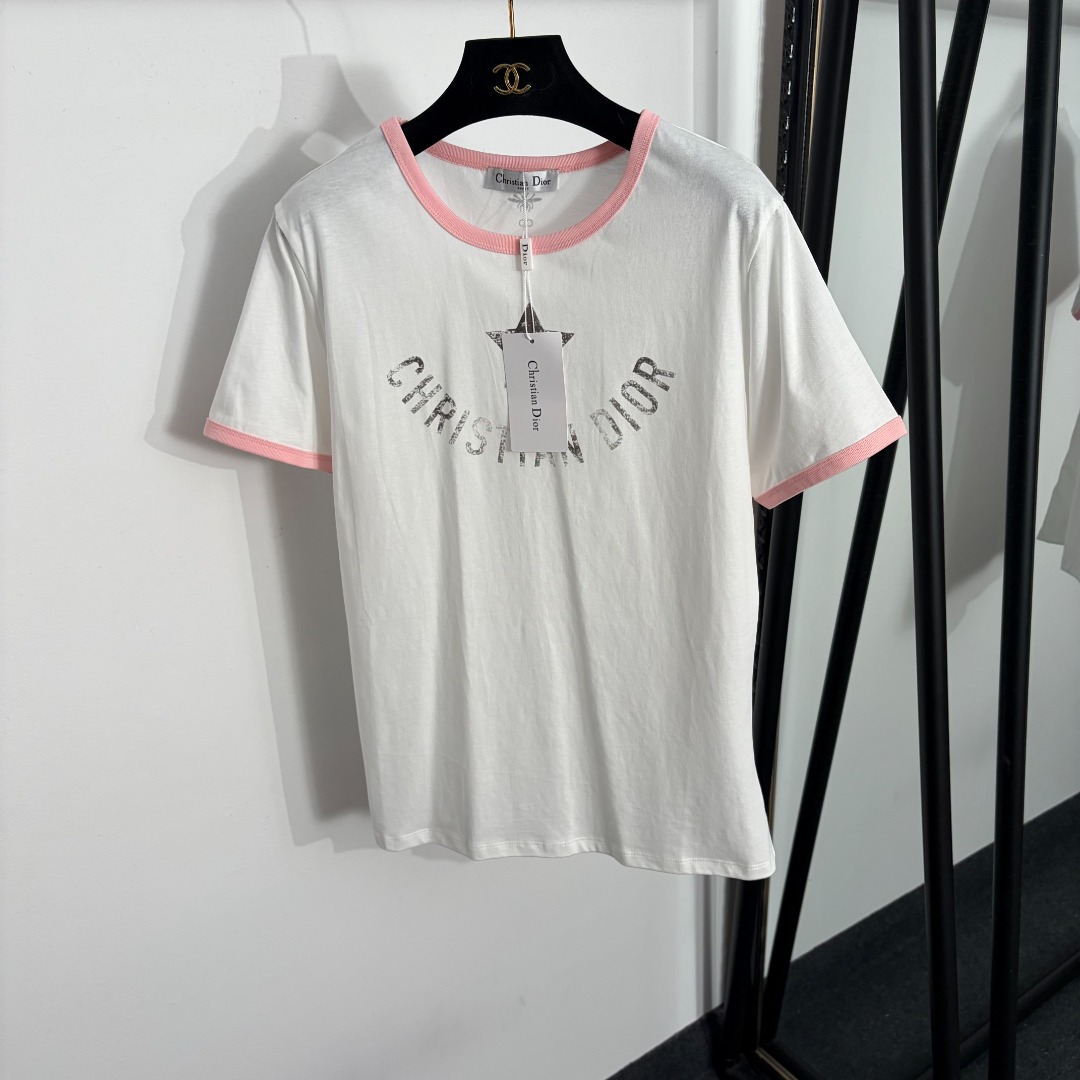 NO:863840,Model number 20264035 Dio* new style old five-pointed star letter print short-sleeved T-shirt, pink collar, blue collar, black collar, SML, [M size shoulder width 40, bust 98, sleeve length 20, length 66; weight 0.145kg], Dior-clothing, dior, dior, T-shirt, tees, t-shirt,19860909款号20264035 Dio*新款 做旧五角星字母印花 短袖T恤,粉色领,蓝色领,黑色领,SML,【M码肩宽40,胸围98,袖长20,长66；重量0.145kg】,迪奥-服装,dior,dior,T-shirt,tees，t-shirt,,Women's clothing