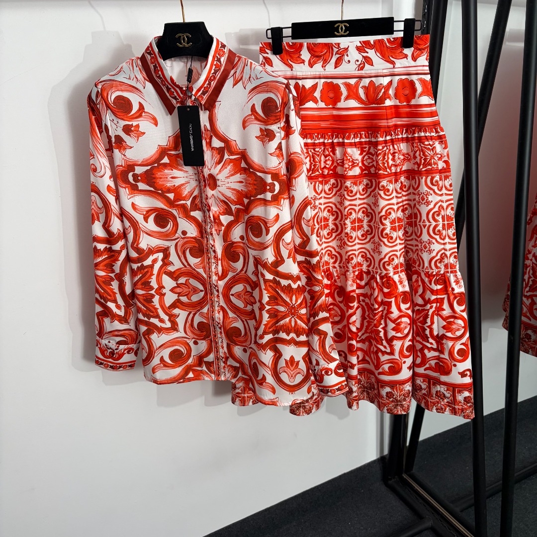 NO:863789,Model No. 20264052 DG* new suit, retro pattern printed long-sleeved shirt + high-waisted slim skirt, red, S-XXL, [M size shoulder width 37, bust 98, sleeve length 62, length 68; weight 0.145kg; waist 70, length 88; weight 0.295kg], Dolce & Gabbana - Clothing, Dolce&Gabbana, skirts,19860909款号20264052 DG*新款套装,复古花纹印花长袖衬衣+高腰显瘦半裙,红色,S-XXL,【M码肩宽37,胸围98,袖长62,长68；重量0.145kg；腰围70,长88；重量0.295kg】,杜嘉班纳-服装,Dolce&Gabbana,skirts,,Women's clothing
