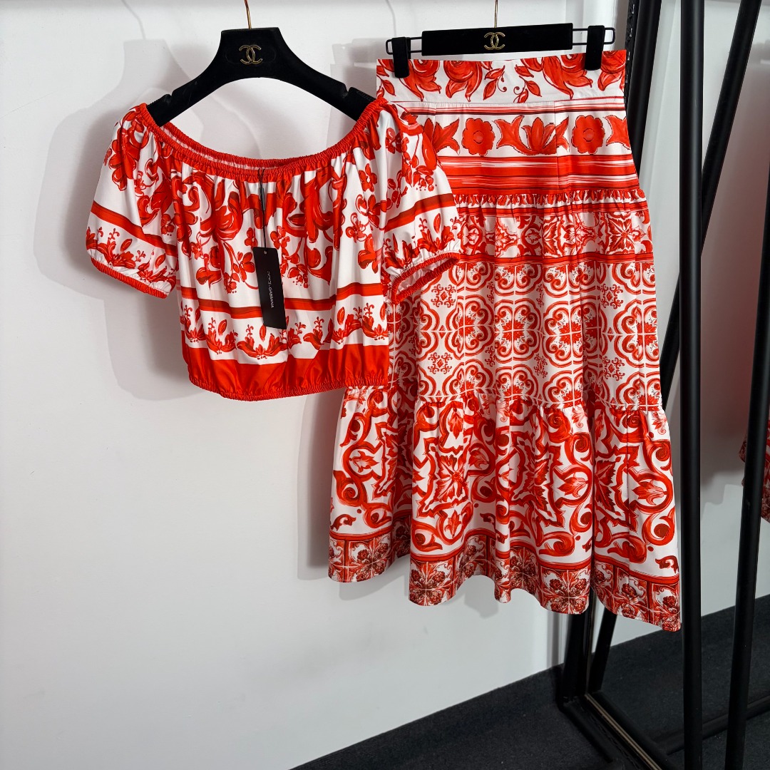 NO:863801,Model No. 20264055 DG* new suit, retro pattern printed one-line collar short-sleeved top + high-waisted slim skirt, red, S-XXL, [M size bust 84, sleeve length 21, length 38; weight 0.95kg; waist 70, length 88; weight 0.295kg], Dolce & Gabbana - Clothing, Dolce&Gabbana, skirts, T-shirt,19860909款号20264055 DG*新款套装,复古花纹印花一字领短袖上衣+高腰显瘦半裙,红色,S-XXL,【M码胸围84,袖长21,长38；重量0.95kg；腰围70,长88；重量0.295kg】,杜嘉班纳-服装,Dolce&Gabbana,skirts,T-shirt,,Women's clothing