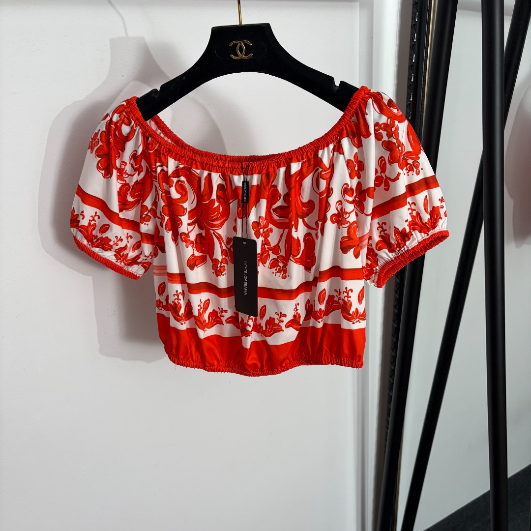 NO:863765,Model No. 20264056 DG* New style retro pattern printed one-line collar short-sleeved top, red, S-XXL, [M size bust 84, sleeve length 21, length 38; weight 0.95kg], Dolce & Gabbana-clothing, Dolce&Gabbana, T-shirt,19860909款号20264056 DG*新款 复古花纹印花一字领短袖上衣,红色,S-XXL,【M码胸围84,袖长21,长38；重量0.95kg】,杜嘉班纳-服装,Dolce&Gabbana,T-shirt,,Women's clothing