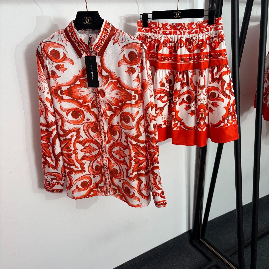NO:863697,Model No. 20264057 DG* new suit, retro pattern printed long-sleeved shirt + A-line high-waisted short skirt, red, S-XXL, [M size shoulder width 37, bust 98, sleeve length 62, length 68; weight 0.145kg; waist 70, skirt length 52; weight 0.225kg], Dolce & Gabbana-clothing, Dolce&Gabbana, skirts,19860909款号20264057 DG*新款套装,复古花纹印花长袖衬衣+A字高腰短半裙,红色,S-XXL,【M码肩宽37,胸围98,袖长62,长68；重量0.145kg；腰围70,裙长52；重量0.225kg】,杜嘉班纳-服装,Dolce&Gabbana,skirts,,Women's clothing