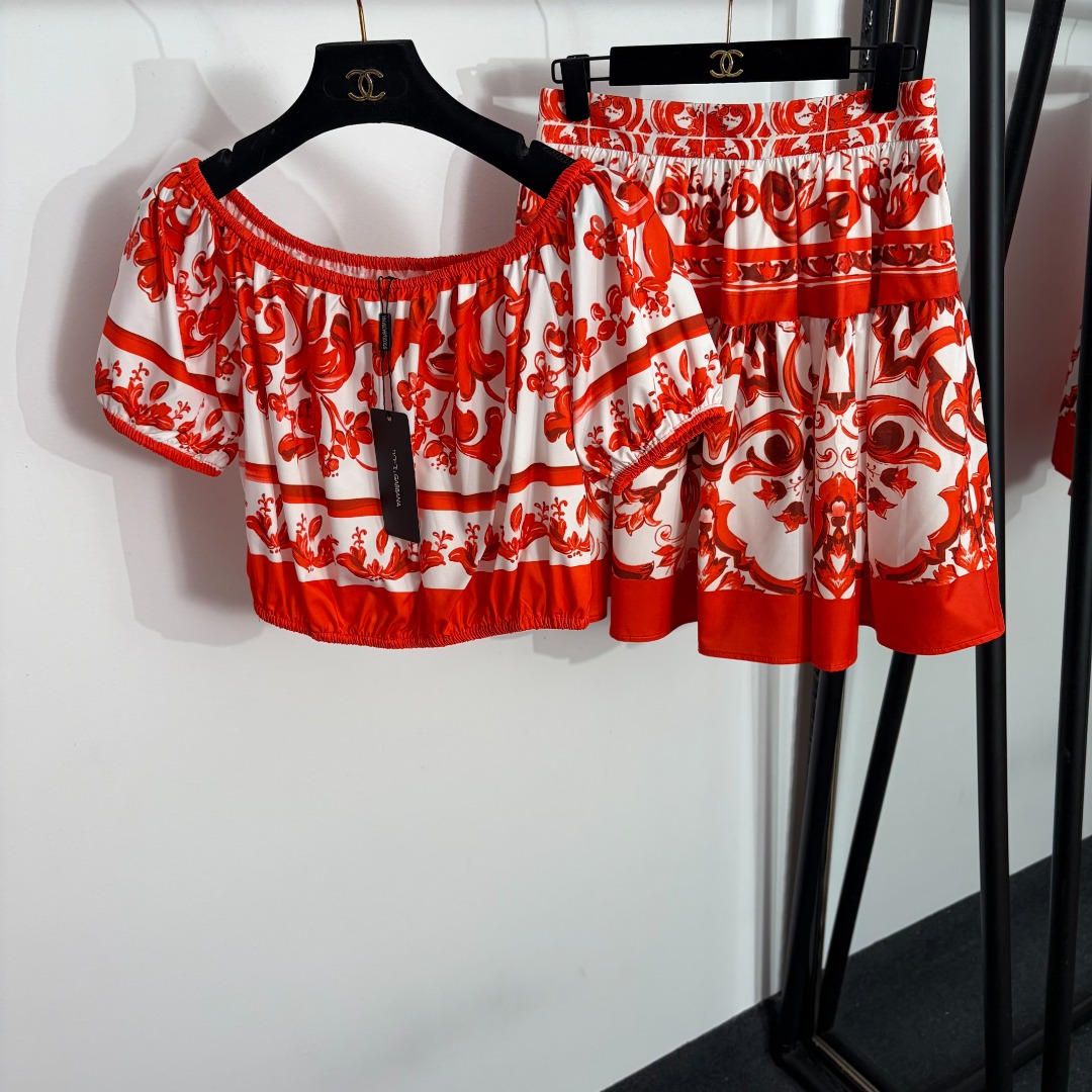 NO:863718,Style No. 20264059 DG* new suit, retro pattern printed one-line collar short-sleeved top + A-line high-waisted short skirt, red, S-XXL, [M size bust 84, sleeve length 21, length 38; weight 0.95kg; waist 70, skirt length 52; weight 0.225kg], Dolce & Gabbana - Clothing, Dolce&Gabbana, skirts, T-shirt,19860909款号20264059 DG*新款套装,复古花纹印花一字领短袖上衣+A字高腰短半裙,红色,S-XXL,【M码胸围84,袖长21,长38；重量0.95kg；腰围70,裙长52；重量0.225kg】,杜嘉班纳-服装,Dolce&Gabbana,skirts,T-shirt,,Women's clothing