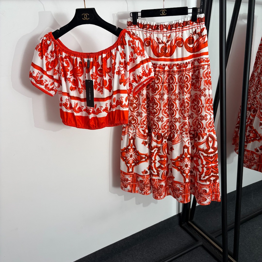 NO:863709,Model No. 20264060 DG* new suit, retro pattern printed one-line collar short-sleeved top + high-waisted slim skirt, red, S-XXL, [M size bust 84, sleeve length 21, length 38; weight 0.95kg; waist 70 stretch, skirt length 91; weight 0.330kg], Dolce & Gabbana-clothing, Dolce&Gabbana, skirts, T-shirt,19860909款号20264060 DG*新款套装,复古花纹印花一字领短袖上衣+高腰显瘦半裙,红色,S-XXL,【M码胸围84,袖长21,长38；重量0.95kg；腰围70弹力,裙长91；重量0.330kg】,杜嘉班纳-服装,Dolce&Gabbana,skirts,T-shirt,,Women's clothing