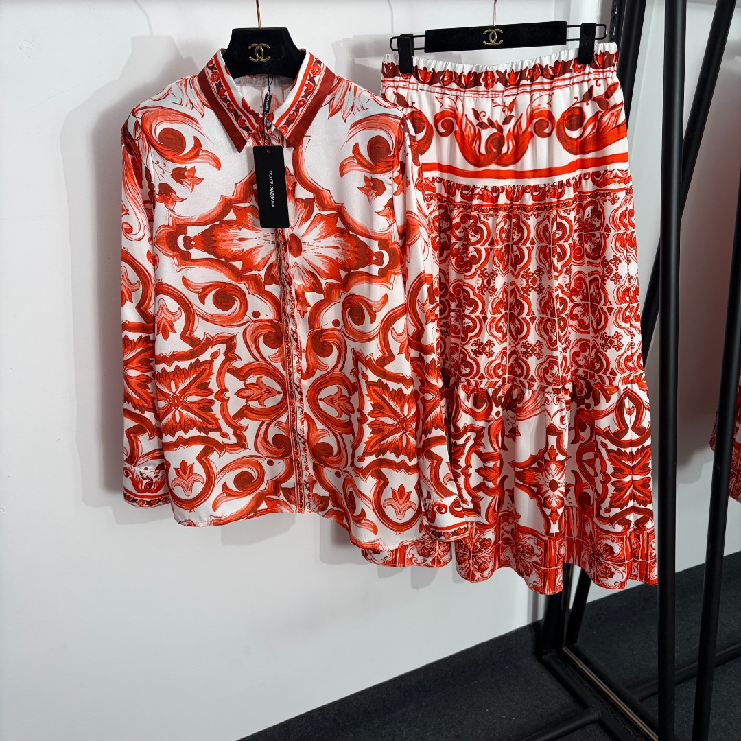 NO:863729,Model No. 20264061 DG* new suit, retro pattern printed long-sleeved shirt + high-waisted slim skirt, red, S-XXL, [M size shoulder width 37, bust 98, sleeve length 62, length 68; weight 0.145kg; waist 70 elastic, skirt length 91; weight 0.330kg], Dolce & Gabbana - Clothing, Dolce&Gabbana, skirts,19860909款号20264061 DG*新款套装,复古花纹印花长袖衬衣+高腰显瘦半裙,红色,S-XXL,【M码肩宽37,胸围98,袖长62,长68；重量0.145kg；腰围70弹力,裙长91；重量0.330kg】,杜嘉班纳-服装,Dolce&Gabbana,skirts,,Women's clothing