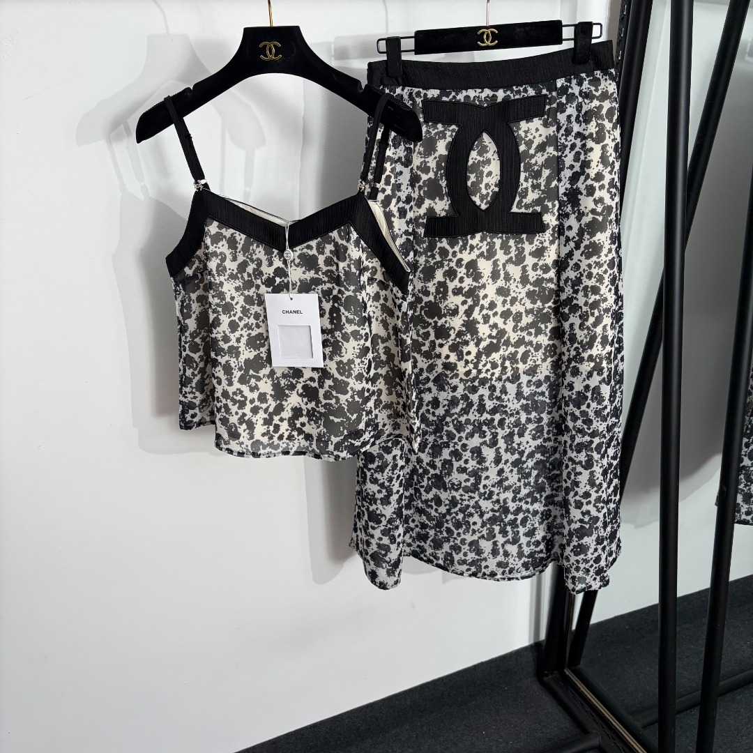 NO:863854,Style number 20264063 Chane* new suit, leopard spot print camisole + double C embroidered high waist skirt, black, SML, [M size bust 82, length 37; waist 72, length 89; weight 0.260kg], Chanel - clothing, chanel, chanel, skirts,19860909款号20264063 Chane*新款套装,豹纹斑点印花吊带背心+双C刺绣高腰半裙,黑色,SML,【M码胸围82,长37；腰围72,长89；重量0.260kg】,香奈儿-服装,chanel,chanel,skirts,,Women's clothing