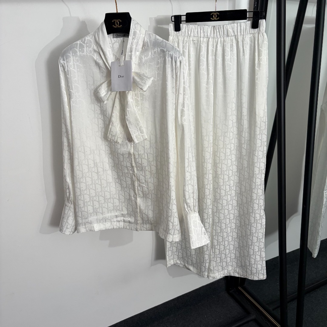 NO:863866,Model number 20264064 Dio* new home style casual suit, D family old flower logo jacquard lace-up long-sleeved shirt top + high-waisted wide-leg trousers, white, SML, [M size shoulder width 41, bust 118, sleeve length 62, length 68; waist 66 elastic, length 106; weight 0.370kg], Dior-clothing, dior, dior, dior,19860909款号20264064 Dio*新款家居风休闲套装,D家老花logo提花系带长袖衬衣上衣+高腰阔腿长裤,白色,SML,【M码肩宽41,胸围118,袖长62,长68；腰围66弹力,长106；重量0.370kg】,迪奥-服装,dior,dior,dior,,Women's clothing