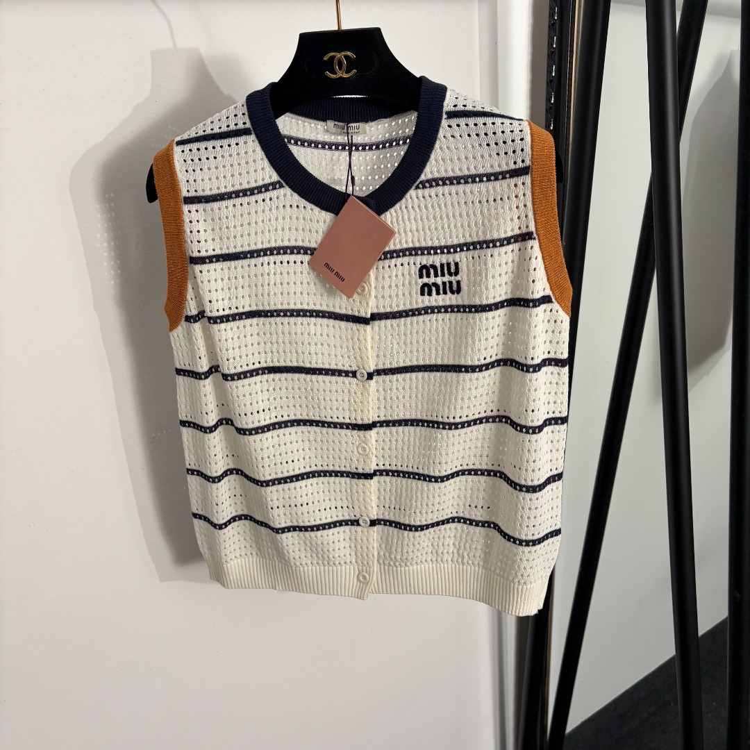 NO:863905,Model No. 20264077 Miumi* new logo embroidered letters hollow striped knitted vest, off-white, light blue, navy blue, SML, [M size waist 92, length 52; weight 0.165kg], Miumi-clothing, miumiu,19860909款号20264077 Miumi*新款 logo刺绣字母 镂空条纹针织背心,米白色,浅蓝色,藏蓝色,SML,【M码腰围92,长52；重量0.165kg】,缪缪-服装,miumiu,,Women's clothing