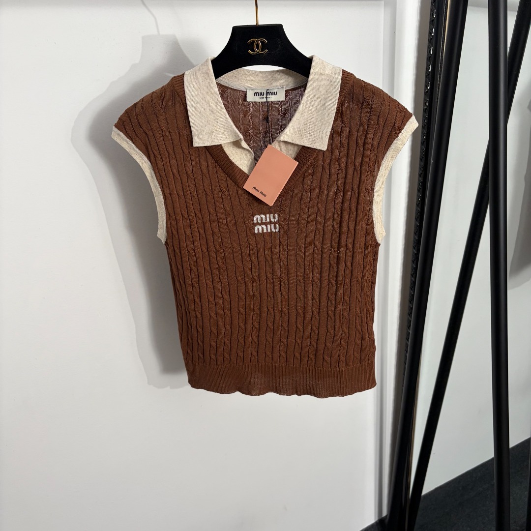NO:863918,Model number 20264078 Miumi* new logo letter color block lapel knitted vest, brown, blue, 36 38 40, [36 size waist 82, length 54; weight 0.155kg], Miumi-clothing, miumiu,19860909款号20264078 Miumi*新款 logo字母拼色翻领针织背心,咖啡色,蓝色,36 38 40,【36码腰围82,长54；重量0.155kg】,缪缪-服装,miumiu,,Women's clothing