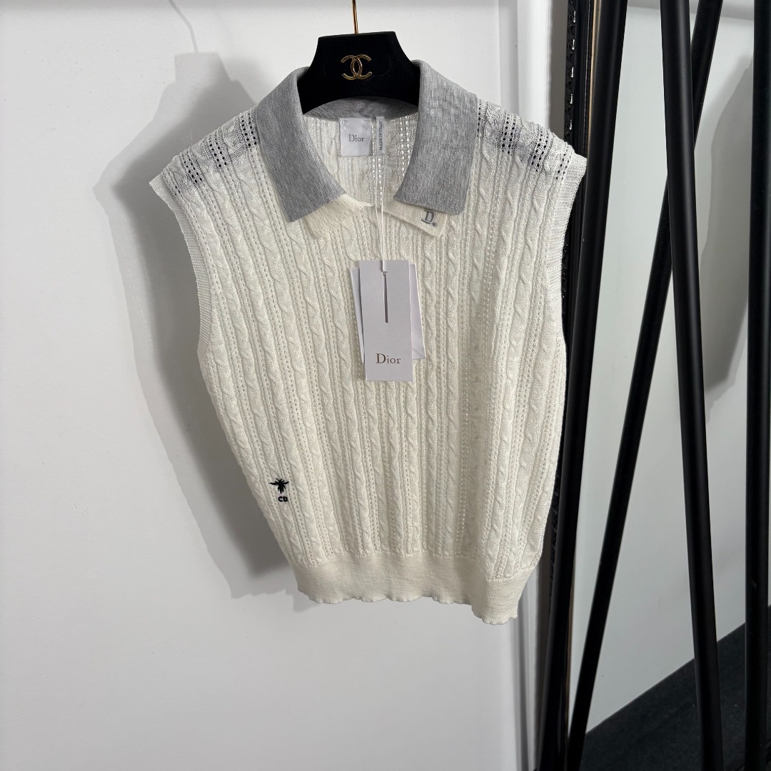 NO:863881,Model No. 20264079 Dio* new CD bee embroidery double-layer color-blocked lapel wool knitted vest, off-white, navy blue, 36 38 40, [38 size waist 90, length 56; weight 0.175kg], Dior-clothing, dior, dior,19860909款号20264079 Dio*新款 CD小蜜蜂刺绣 双层拼色翻领羊毛针织背心,米白色,藏蓝色,36 38 40,【38码腰围90,长56；重量0.175kg】,迪奥-服装,dior,dior,,Women's clothing