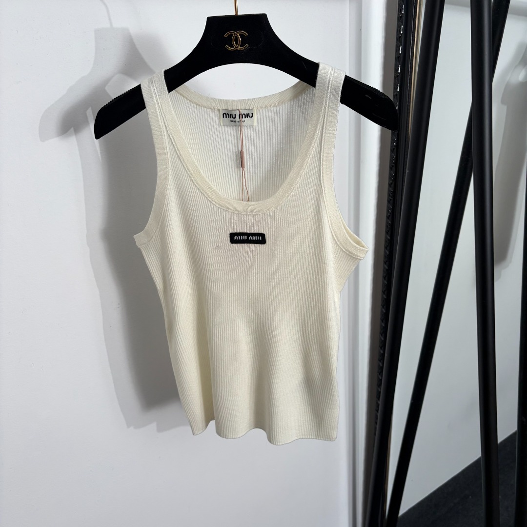NO:863620,Model number 20264081 Miumi* new style wool knitted vest with collar lettering, off-white, caramel, gray, black, SML, [M size bust 72, length 54; weight 0.105kg], Miumi-clothing, miumiu,19860909款号20264081 Miumi*新款 领标字母羊毛针织背心,米白色,焦糖色,灰色,黑色,SML,【M码胸围72,长54；重量0.105kg】,缪缪-服装,miumiu,,Women's clothing
