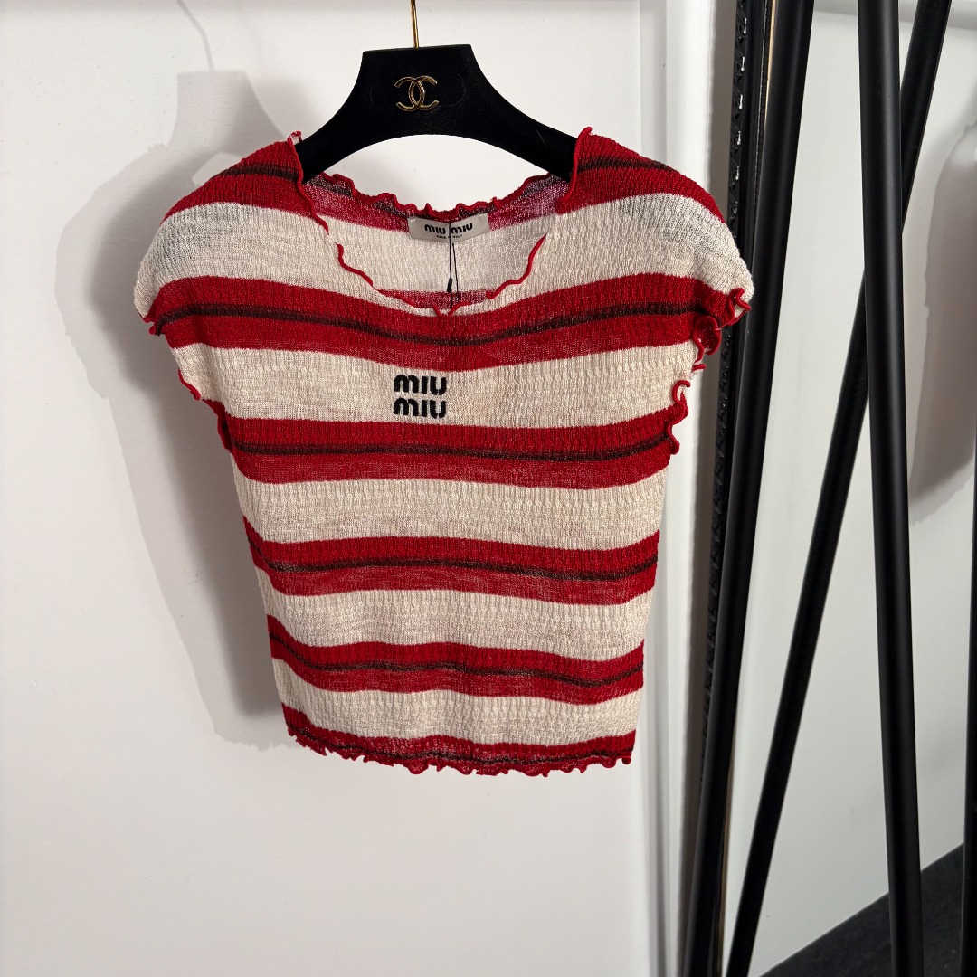 NO:863635,Model No. 20264083 Miumi's latest style logo embroidered letters, fungus-edged striped knitted vest top, red, brown, yellow, 36 38 40, [38 size bust 72, length 48; weight 0.110kg], Miumi-clothing, miumiu,19860909款号20264083 Miumi*新款 logo刺绣字母 木耳边条纹针织背心上衣,红色,咖色,黄色,36 38 40,【38码胸围72,长48；重量0.110kg】,缪缪-服装,miumiu,,Women's clothing