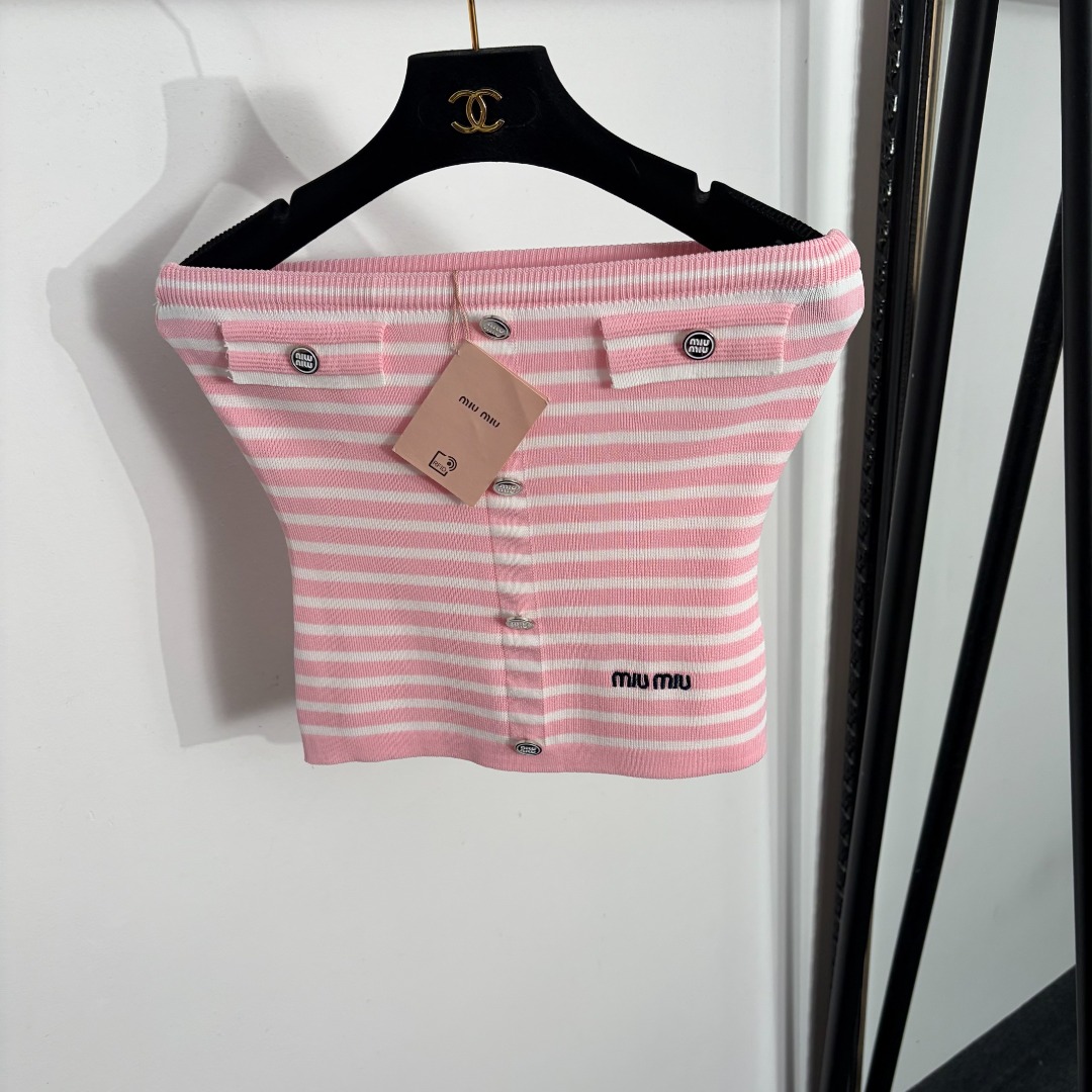 NO:863647,Model No. 20264084 Miumi* new style logo embroidered letters single-breasted striped knitted tube top, pink, black, [One size fits all bust 66, length 31; weight 0.kg], Miumi-clothing, miumiu,19860909款号20264084 Miumi*新款 logo刺绣字母 单排扣条纹针织抹胸上衣,粉色,黑色,【均码胸围66,长31；重量0.kg】,缪缪-服装,miumiu,,Women's clothing