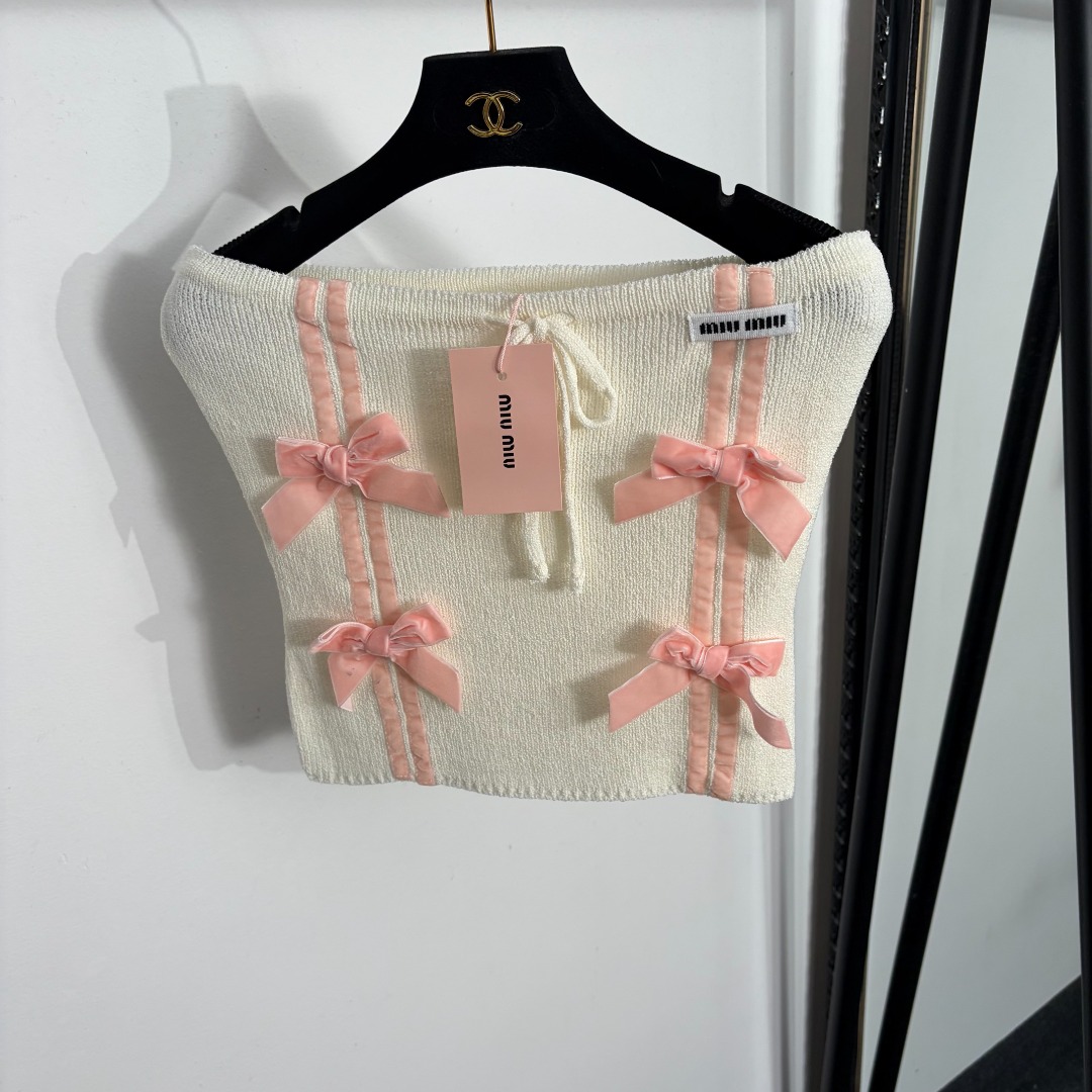 NO:863683,Model No. 20264087 Miumi's latest style pink bow knitted tube top, off-white, khaki, black, [One size fits all, bust 66, length 32; weight 0.160kg], Miumi-clothing, miumiu,19860909款号20264087 Miumi*新款 粉色蝴蝶结针织抹胸上衣,米白色,卡其色,黑色,【均码胸围66,长32；重量0.160kg】,缪缪-服装,miumiu,,Women's clothing
