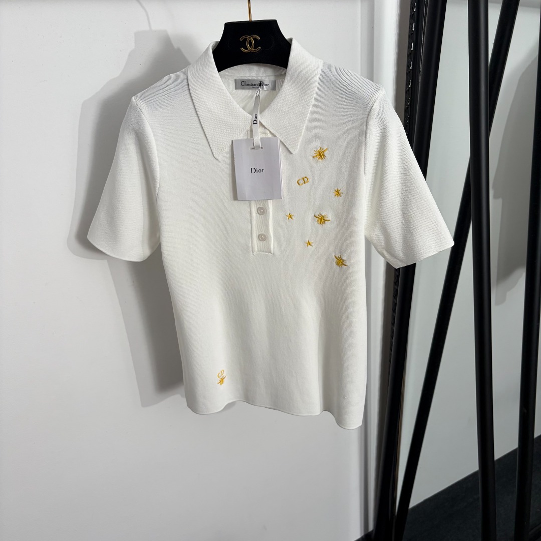NO:863896,Model No. 20264090 Dio* new CD bee embroidered polo collar short-sleeved sweater top, white, pink, yellow, dark blue, [one size fits all bust 80, sleeve length 24, length 57; weight 0.270kg], Dior-clothing, dior, dior, T-shirt,19860909款号20264090 Dio*新款 CD小蜜蜂刺绣polo领短袖针织衫上衣,白色,粉色,黄色,深蓝色,【均码胸围80,袖长24,长57；重量0.270kg】,迪奥-服装,dior,dior,T-shirt,,Women's clothing