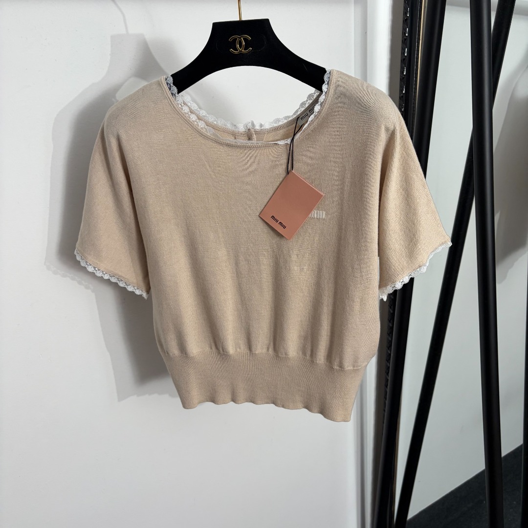 NO:863581,Model No. 20264091 Miumi* new style logo lettered back open button lace short-sleeved wool sweater top, apricot, SML, [M size bust 92, sleeve length 27, length 48; weight 0.155kg], Miumi-clothing, miumiu, T-shirt,19860909款号20264091 Miumi*新款 logo字母 后背开扣蕾丝花边短袖羊毛针织衫 上衣,杏色,SML,【M码胸围92,袖长27,长48；重量0.155kg】,缪缪-服装,miumiu,T-shirt,,Women's clothing