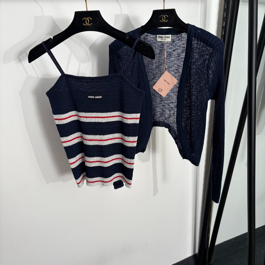 NO:863624,Model No. 20264100 Miumi* new suit, short long-sleeved knitted cardigan + collar letter striped knitted camisole, off-white, orange red, navy blue, [One size fits all bust 76, sleeve length 54, length 46; weight 0.105kg; strap bust 66, length 50; weight 0.75kg], Miumiu-clothing, miumiu,19860909款号20264100 Miumi*新款套装,短款长袖针织开衫+领标字母条纹针织吊带背心,米白色,橘红色,藏蓝色,【均码胸围76,袖长54,长46；重量0.105kg；吊带胸围66,长50；重量0.75kg】,缪缪-服装,miumiu,,Women's clothing