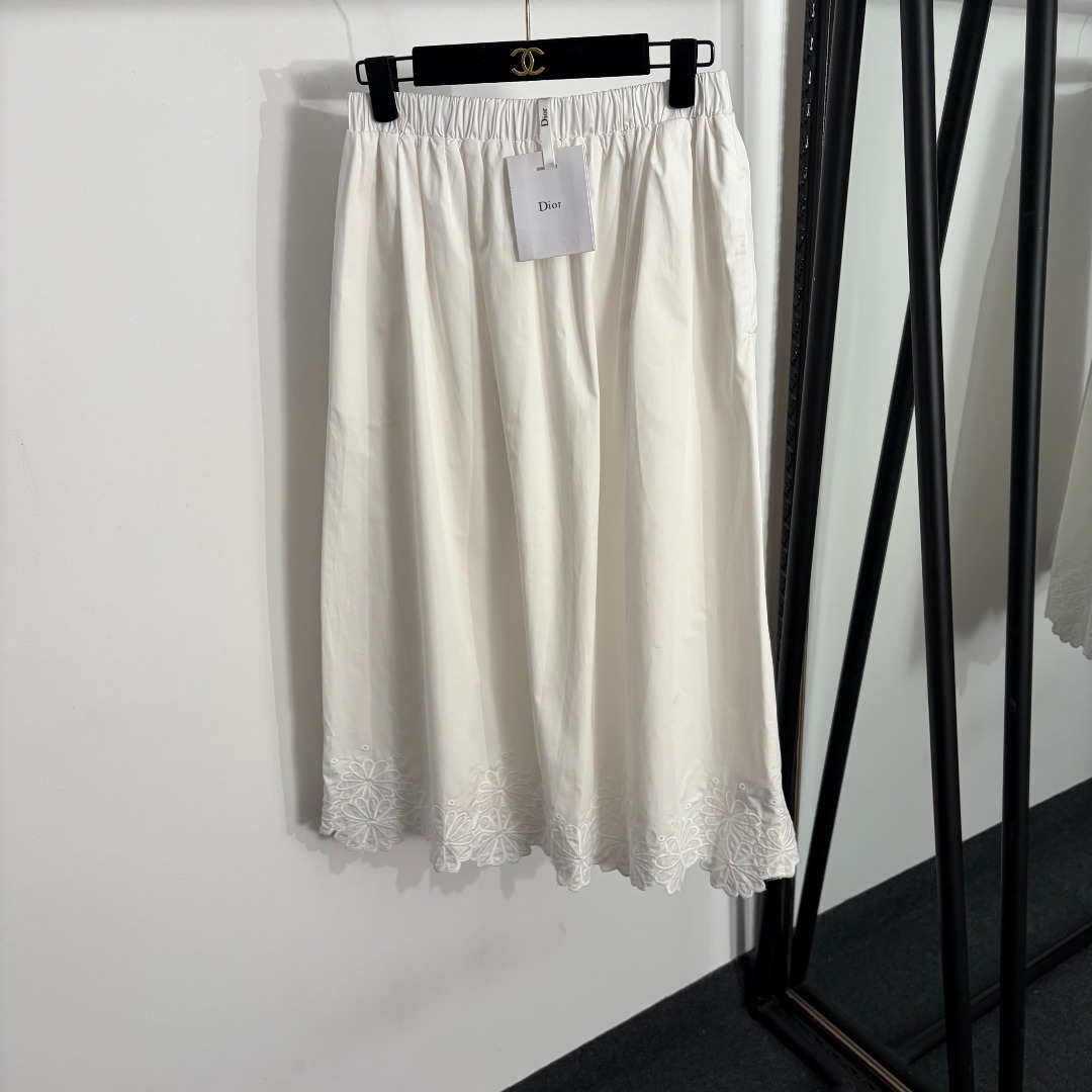NO:860943,Model No. 20264112 Dio* new style casual skirt with embroidered flowers at the hem, white, black, S-XL, [M size waist 68 elastic, length 80; weight 0.345kg], Dior-clothing, dior, dior, skirts,19860909款号20264112 Dio*新款 下摆刺绣花朵休闲半裙,白色,黑色,S-XL,【M码腰围68弹力,长80；重量0.345kg】,迪奥-服装,dior,dior,skirts,,Women's clothing