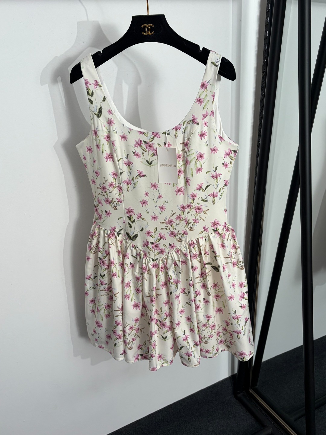 NO:863417,Model No. 20264115 Zimmermann's latest pink floral print waistline puffy suspender dress, white, SXXL, [S size bust 86, waist 76, length 83; weight 0.260kg], Zimmermann-clothing, skirts,19860909款号20264115 Zimmermann*新款 粉色花卉印花收腰蓬蓬吊带连衣裙,白色,SXXL,【S码胸围86,腰围76,长83；重量0.260kg】,兹默曼-服装,skirts,,Women's clothing